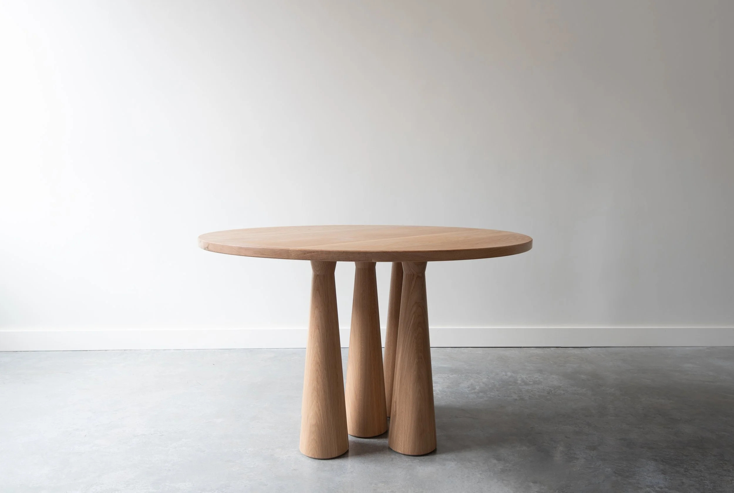 PILLAR DINING TABLE par Ben & Aja Blanc
