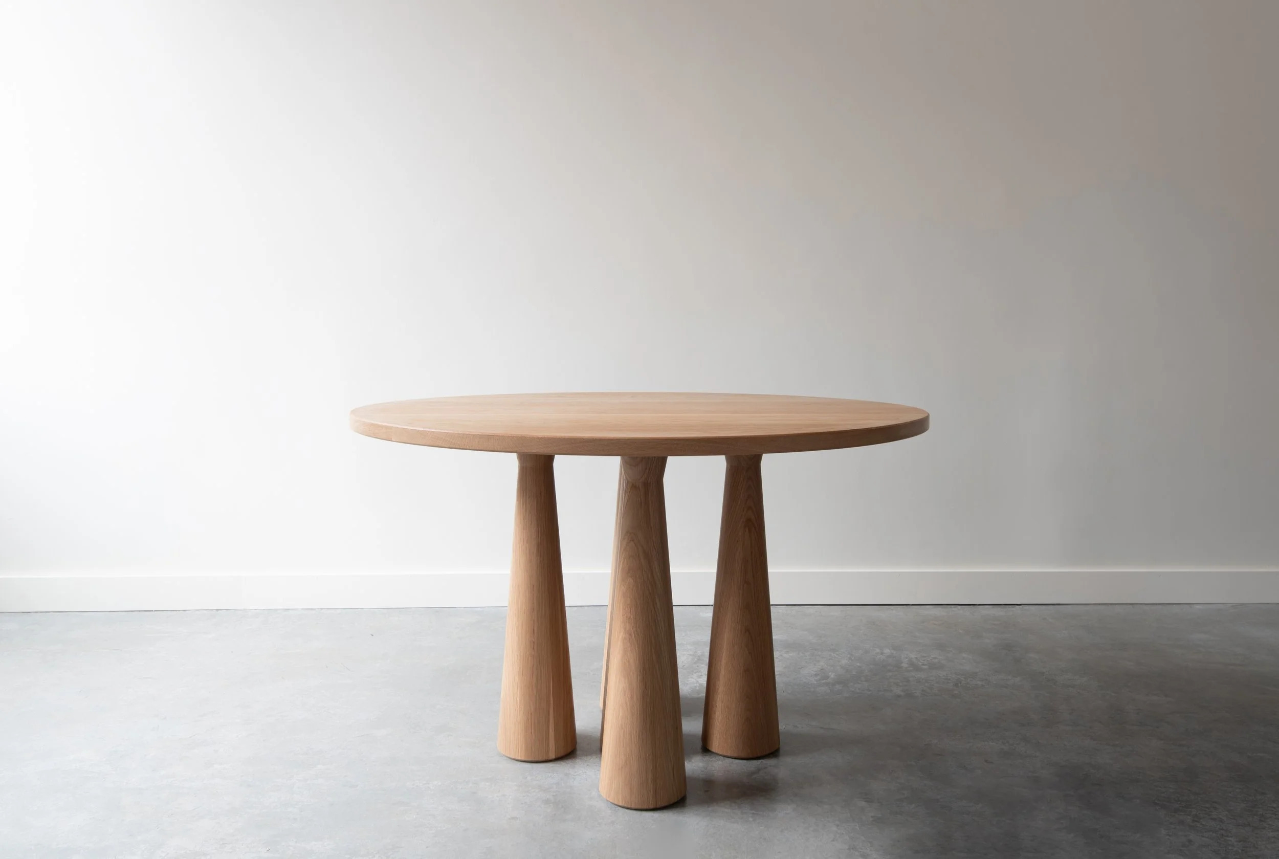 PILLAR DINING TABLE par Ben & Aja Blanc
