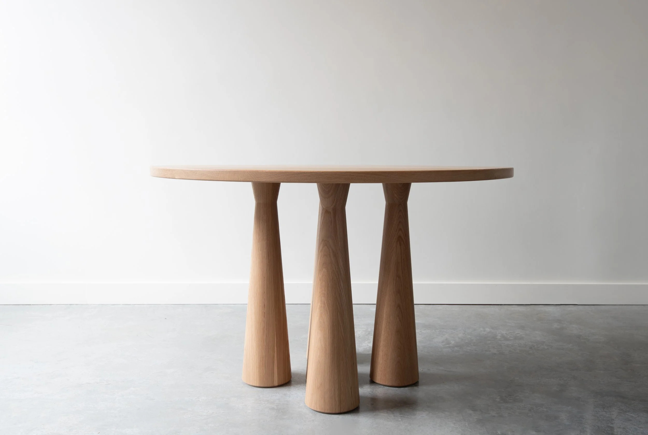 PILLAR DINING TABLE par Ben & Aja Blanc