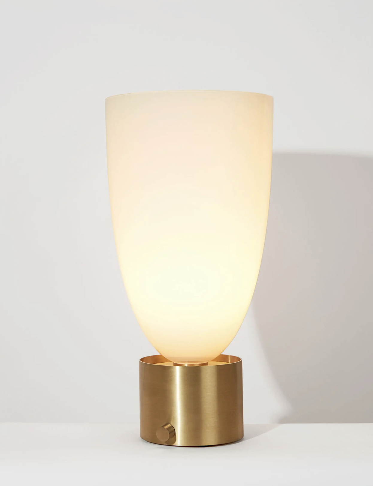 TROPHY TABLE LAMP par Blue Green Works