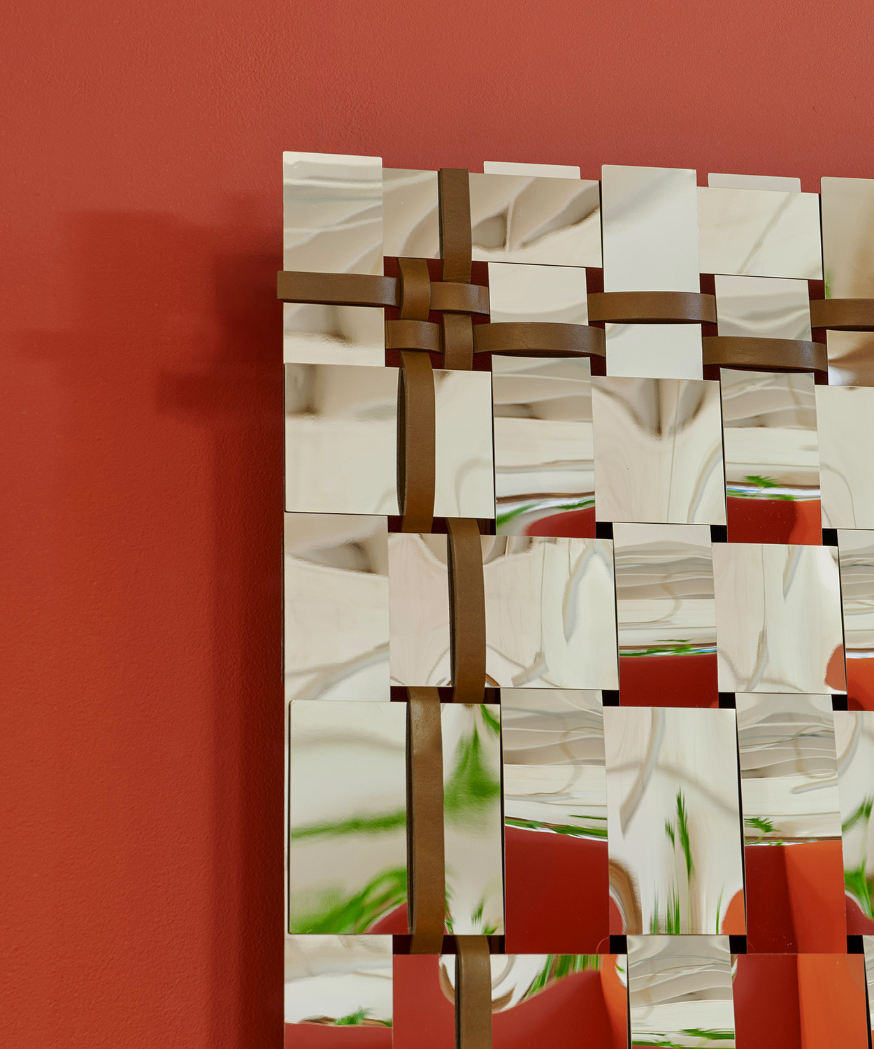 WOVEN MIRROR V par Bower