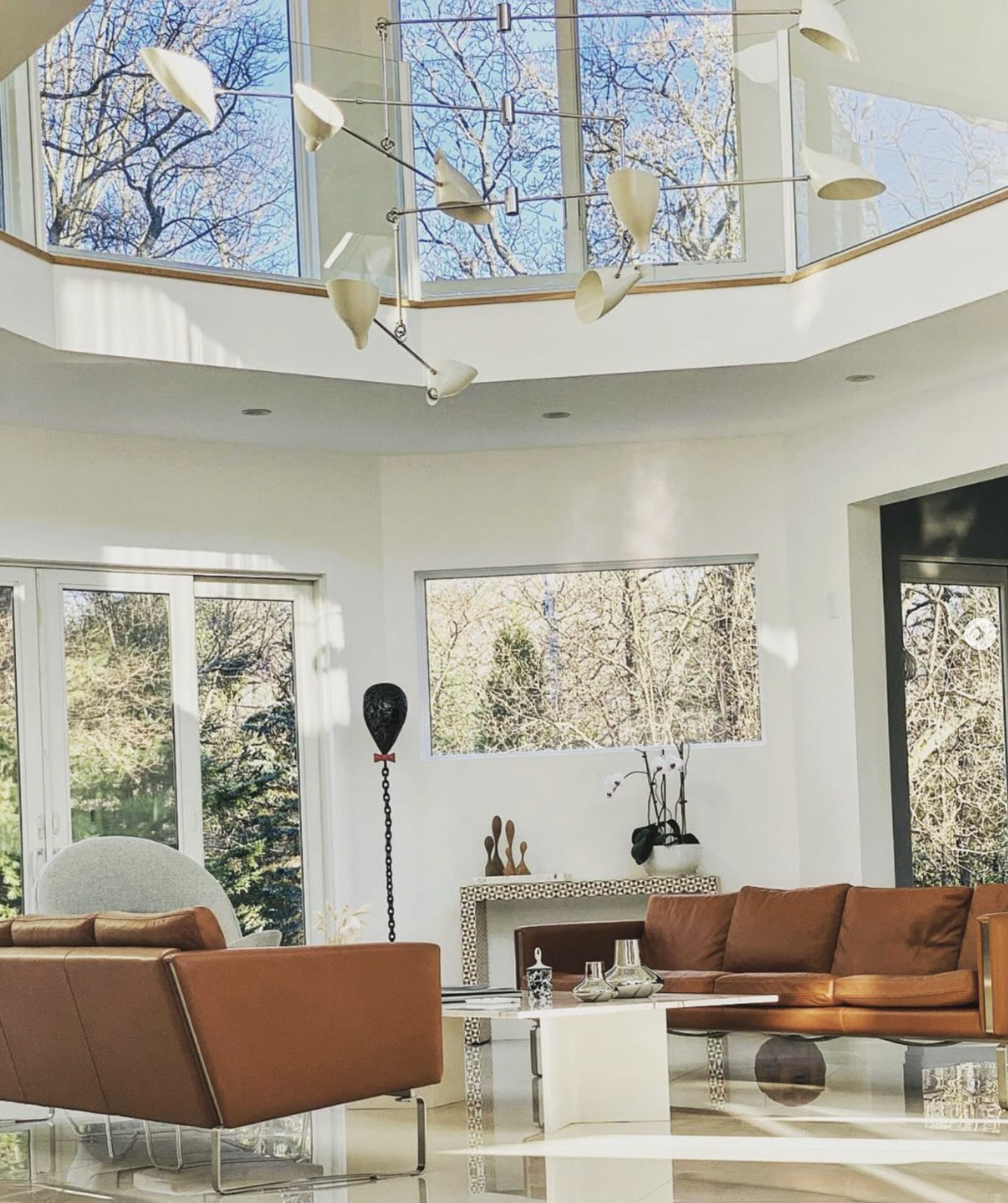 BOTTLE TIERED MOBILE No. 405 par David Weeks