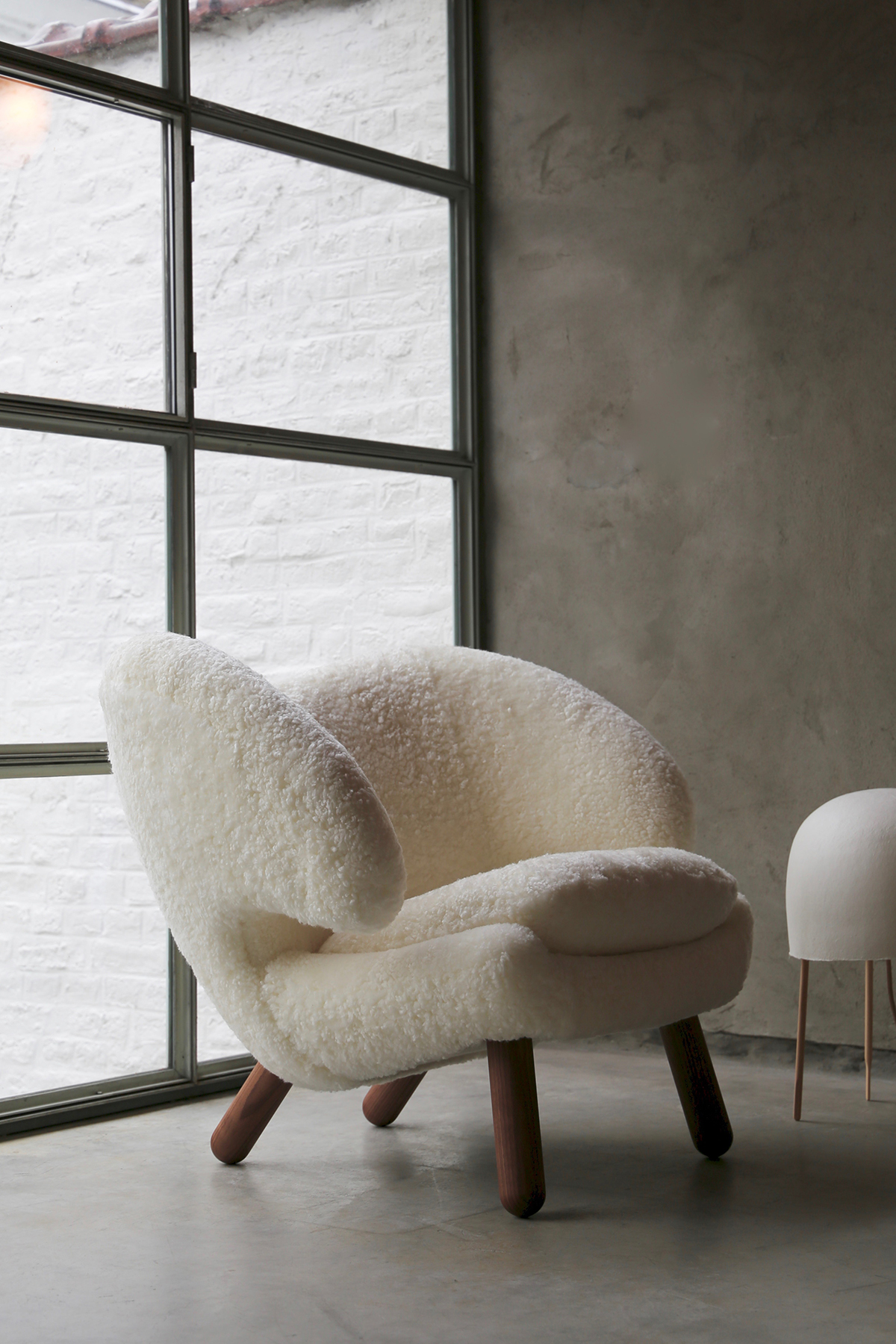 PELICAN CHAIR - SHEEPSKIN par Finn juhl