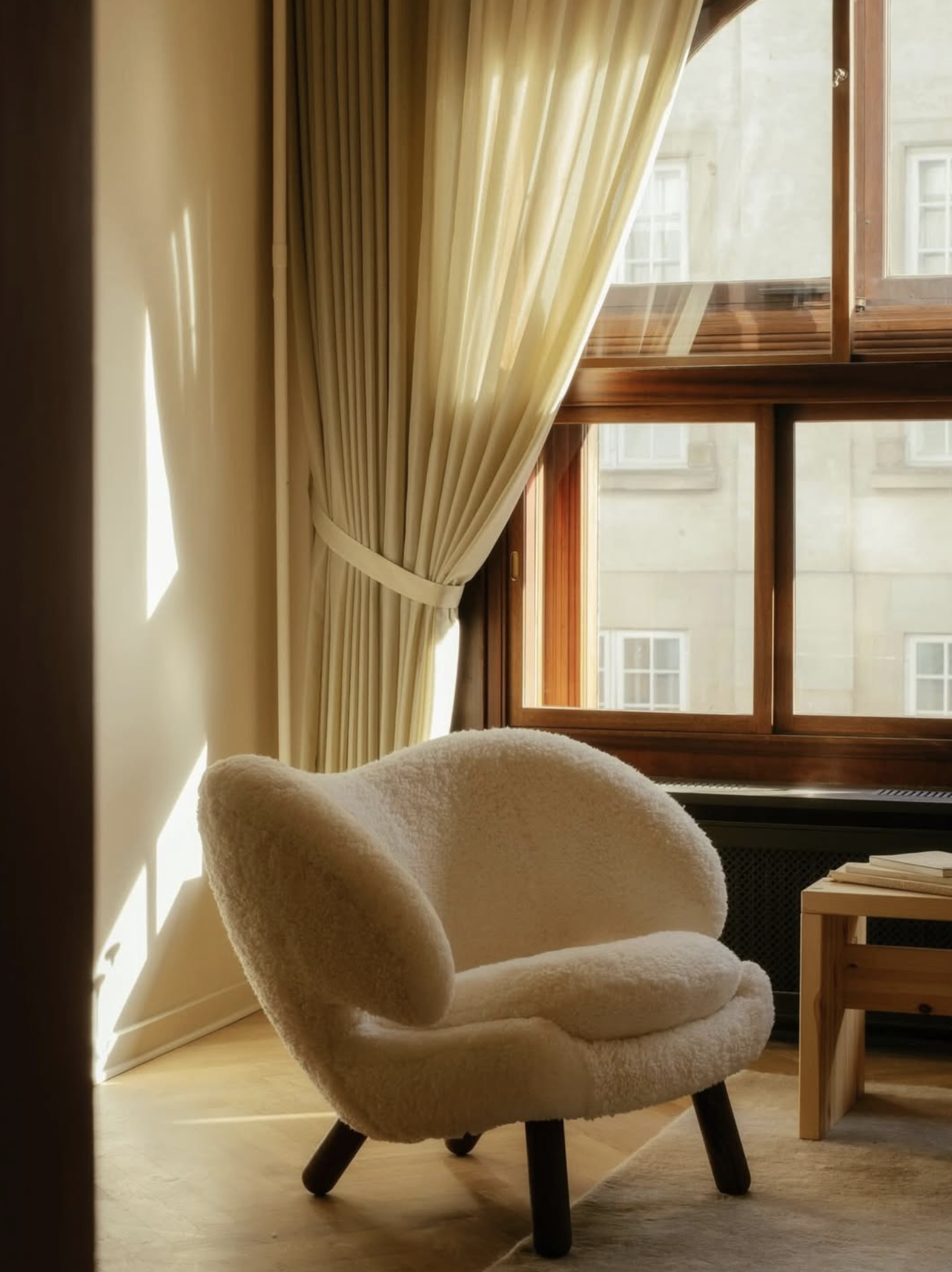 PELICAN CHAIR - SHEEPSKIN par Finn juhl