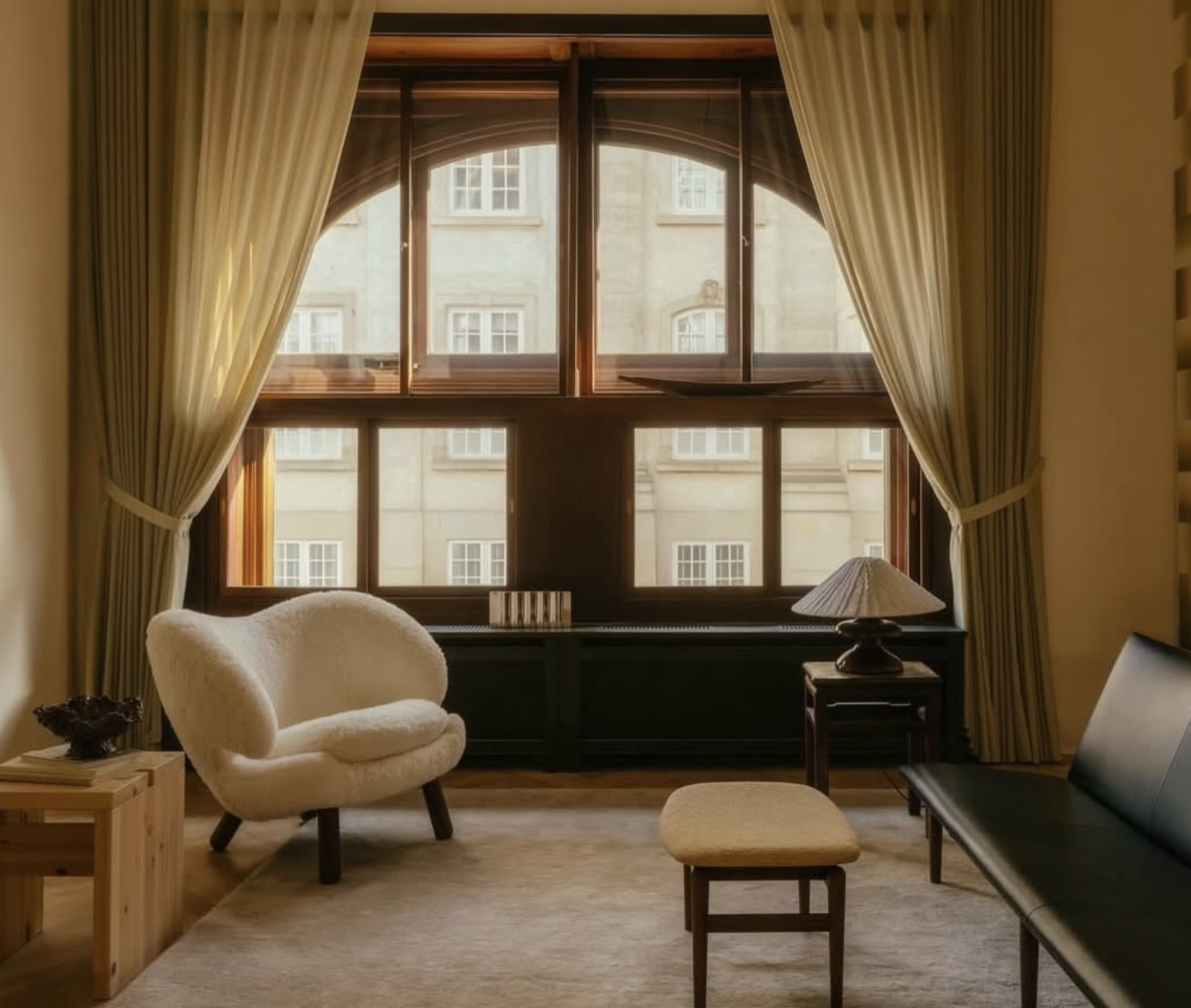 PELICAN CHAIR - SHEEPSKIN par Finn juhl