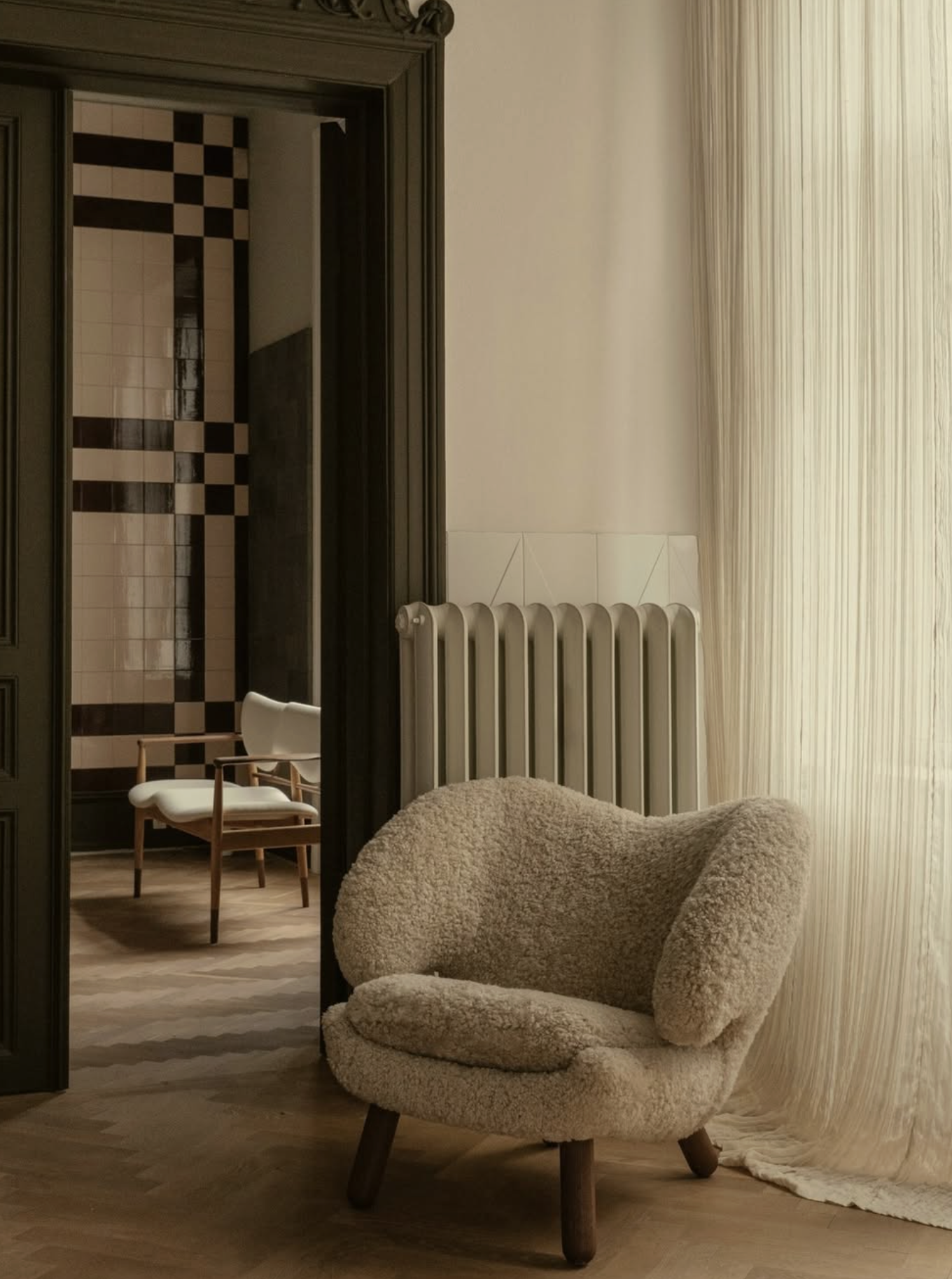 PELICAN CHAIR - SHEEPSKIN par Finn juhl