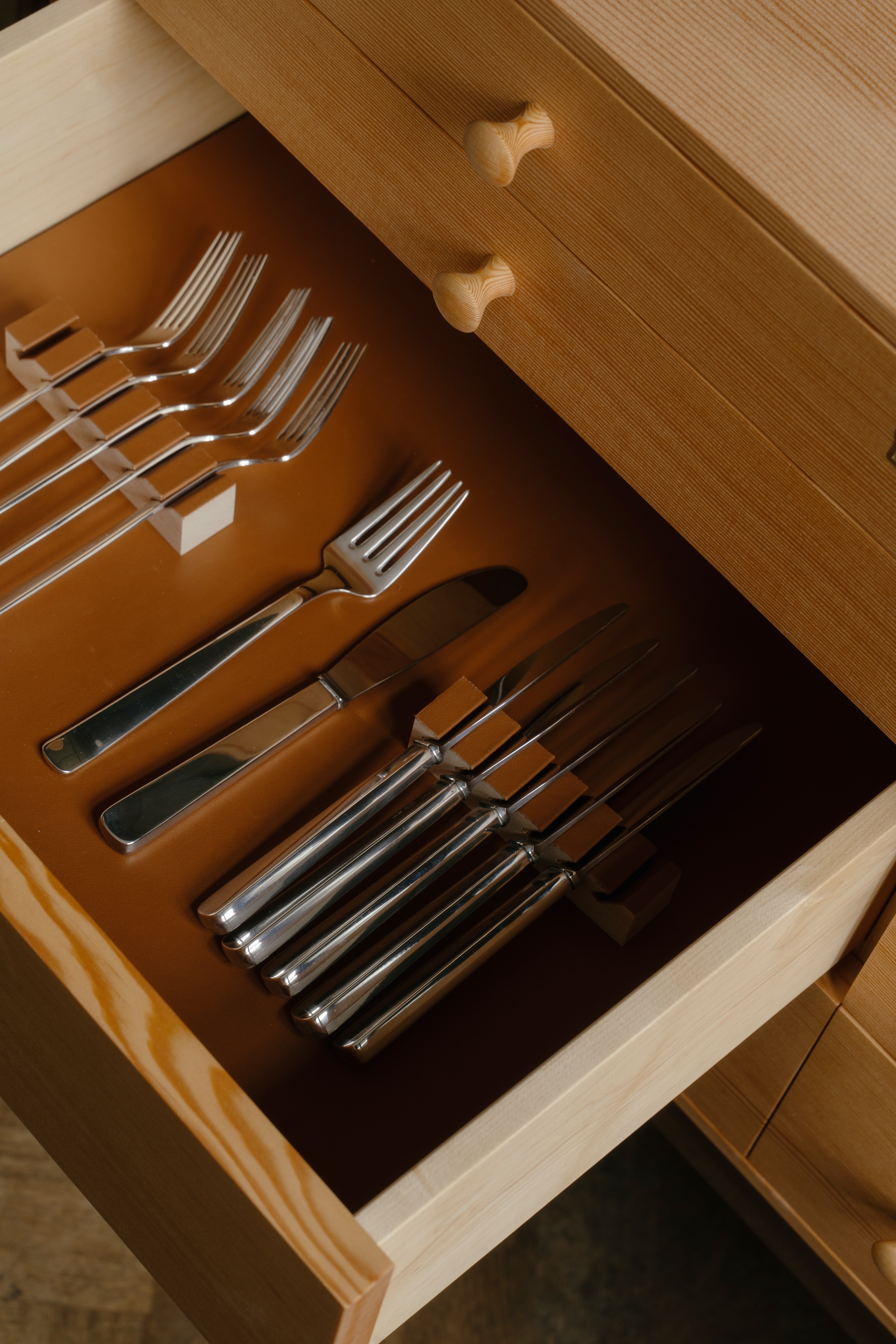 SILVERWARE CABINET par Finn juhl