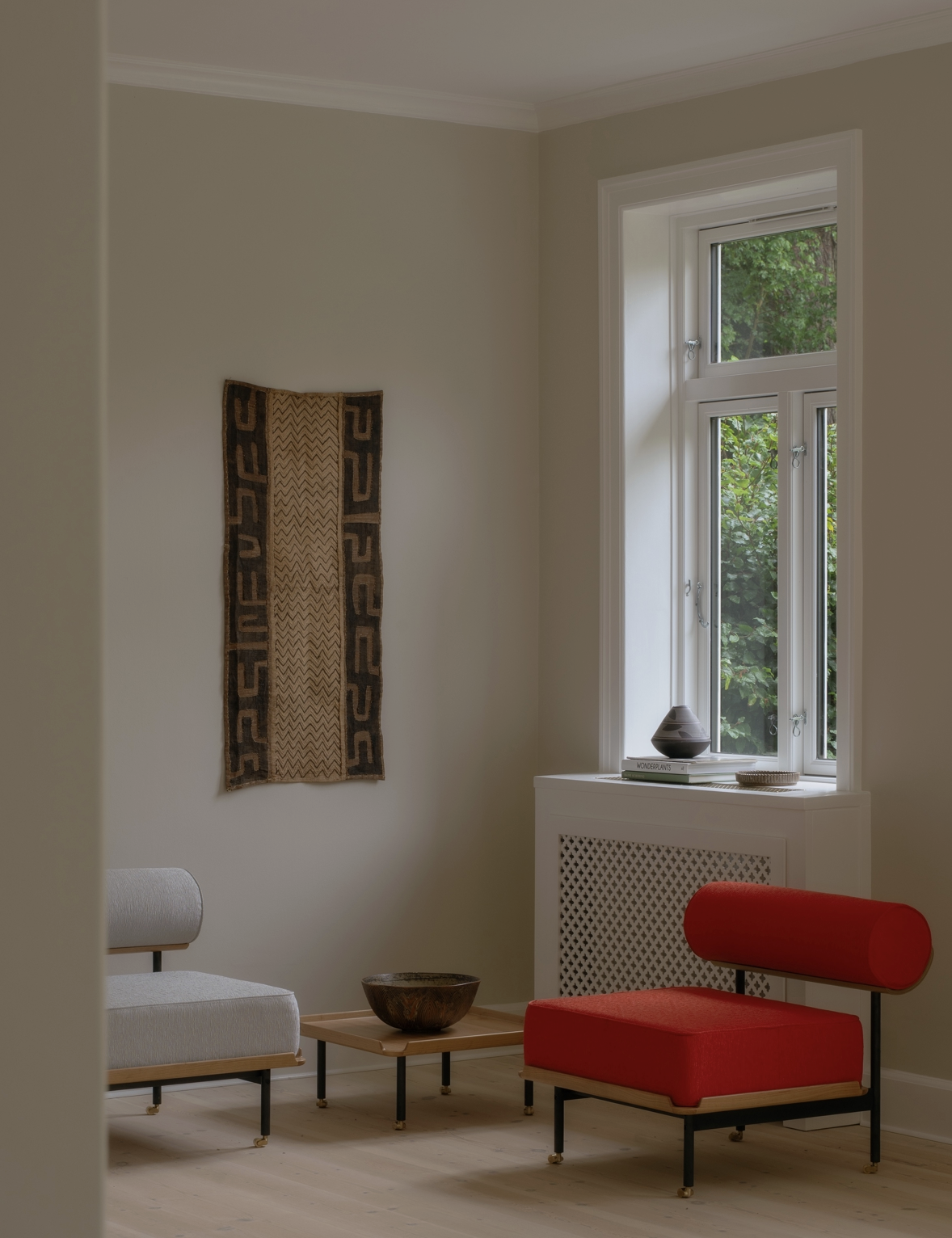 TELEVISION TABLE par Finn Juhl