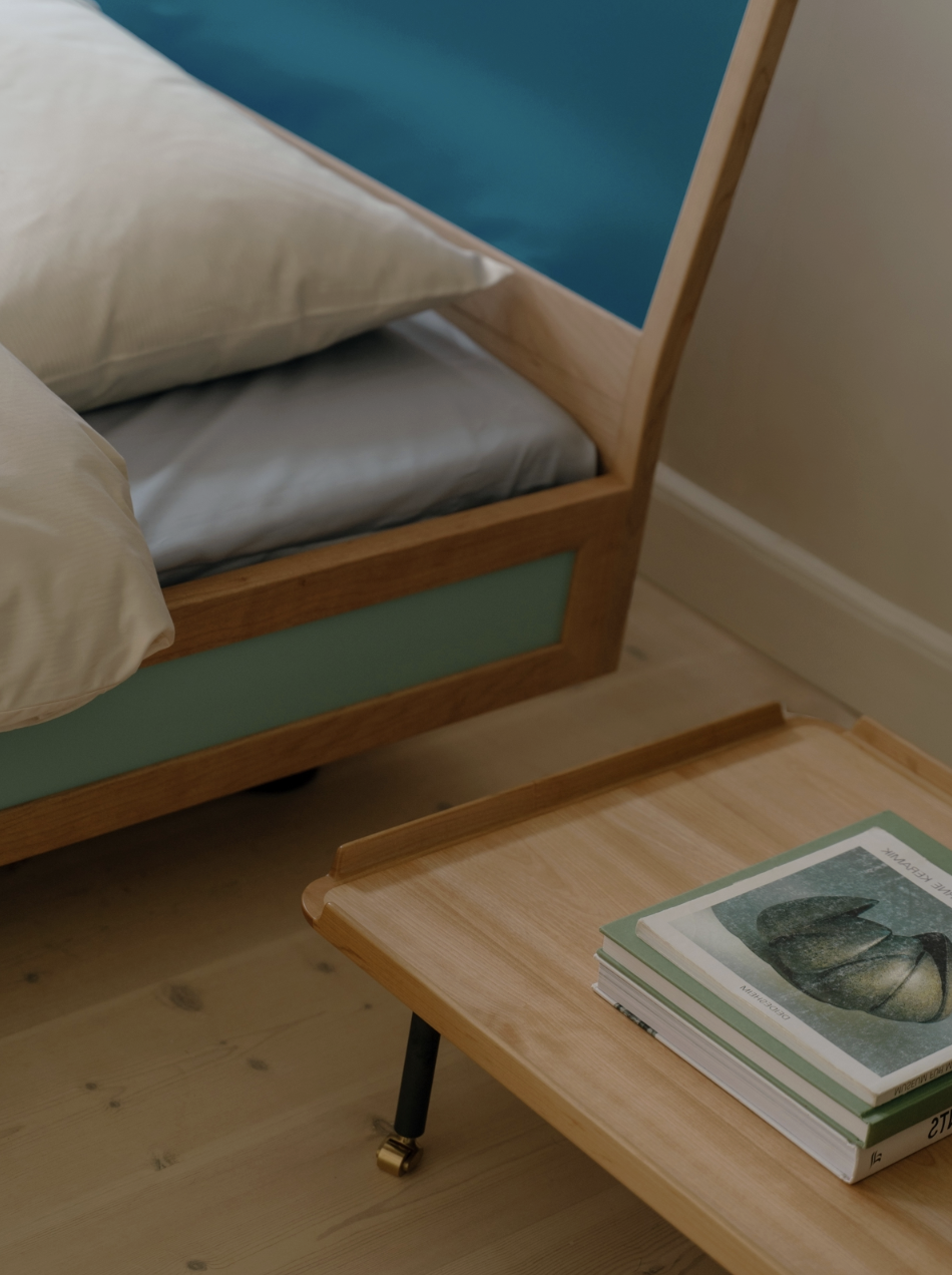 TELEVISION TABLE par Finn Juhl