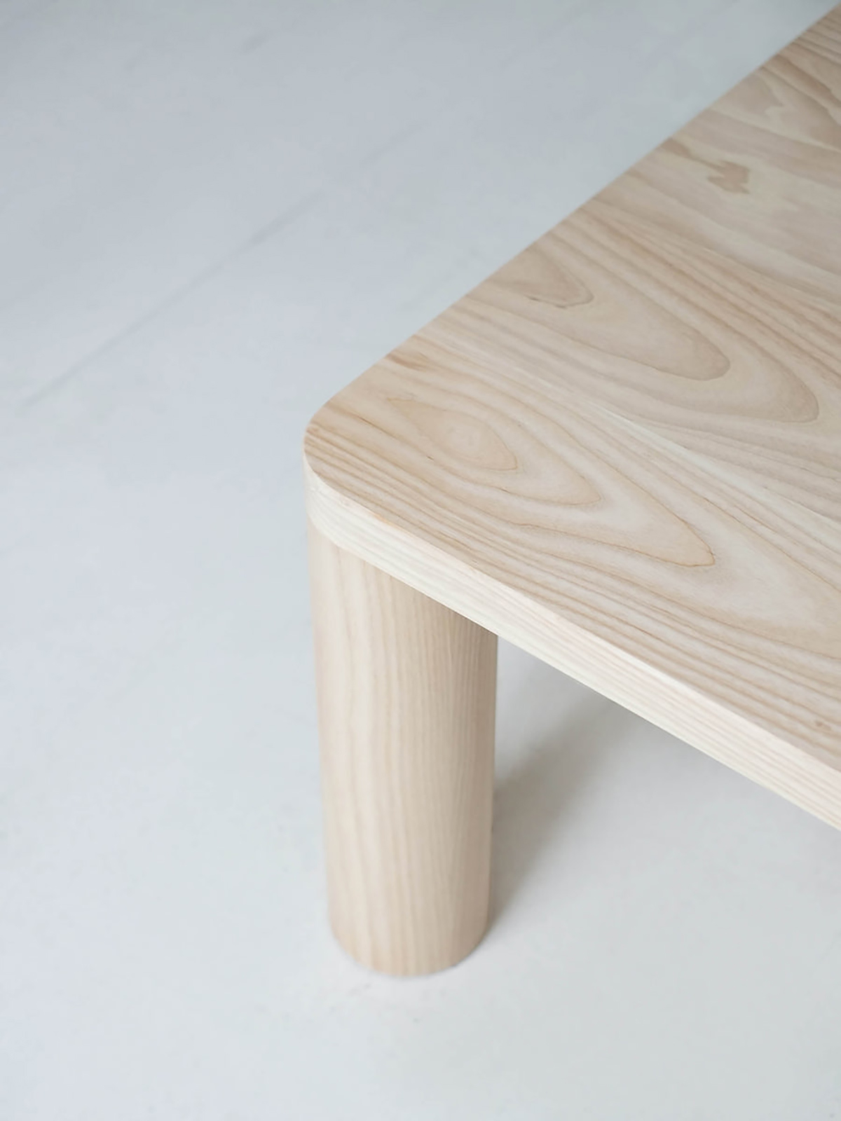 COLUMN COFFEE TABLE - CORNER LEG/ SQUARE & RECTANGLE par Fort Standard