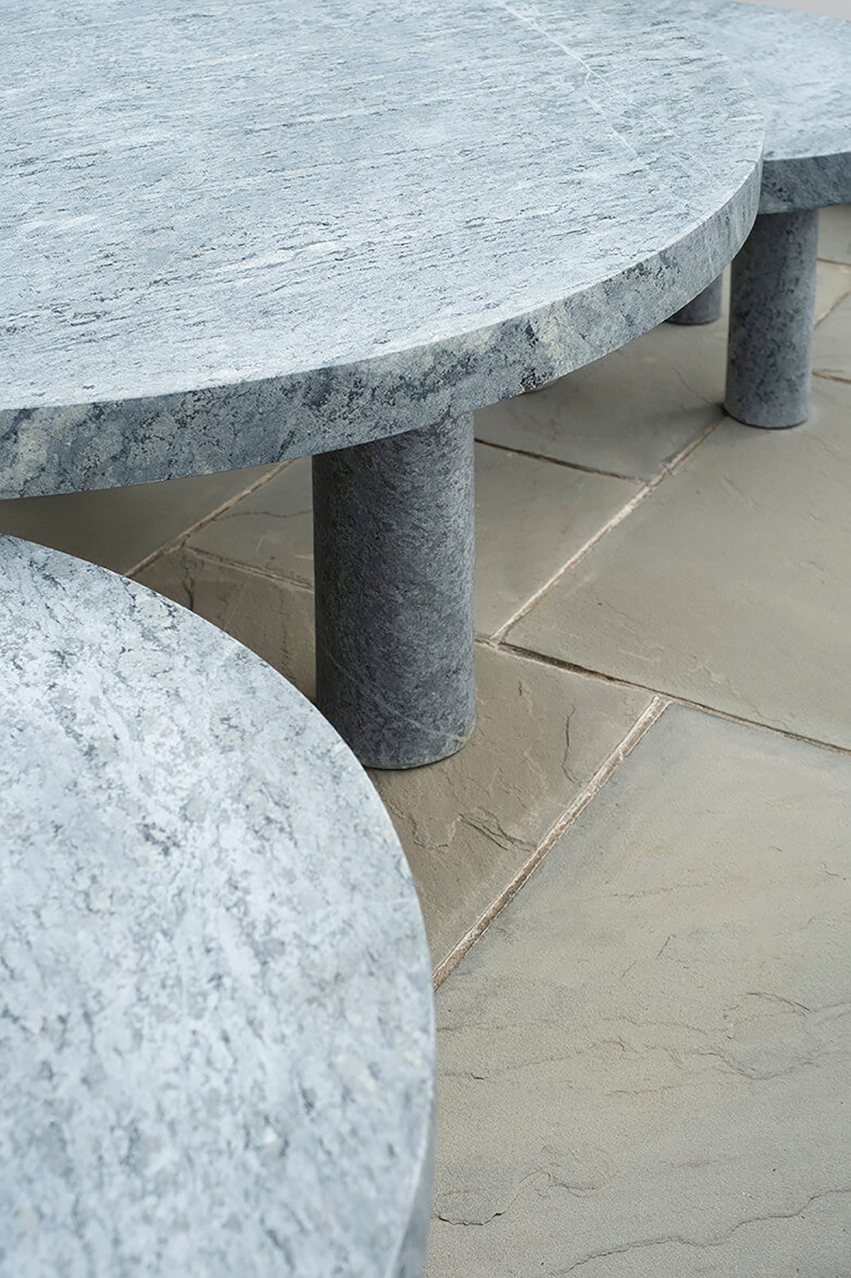 COLUMN COFFEE TABLE - ROUND/ SOLID STONE par Fort Standard