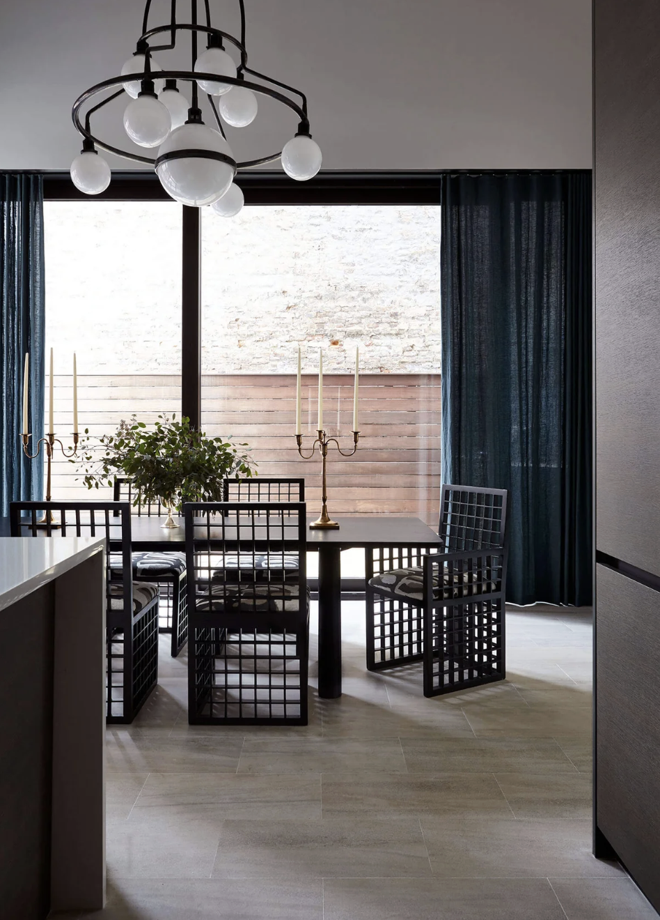 COLUMN DINING TABLE - ANGLED LEG par Fort Standard