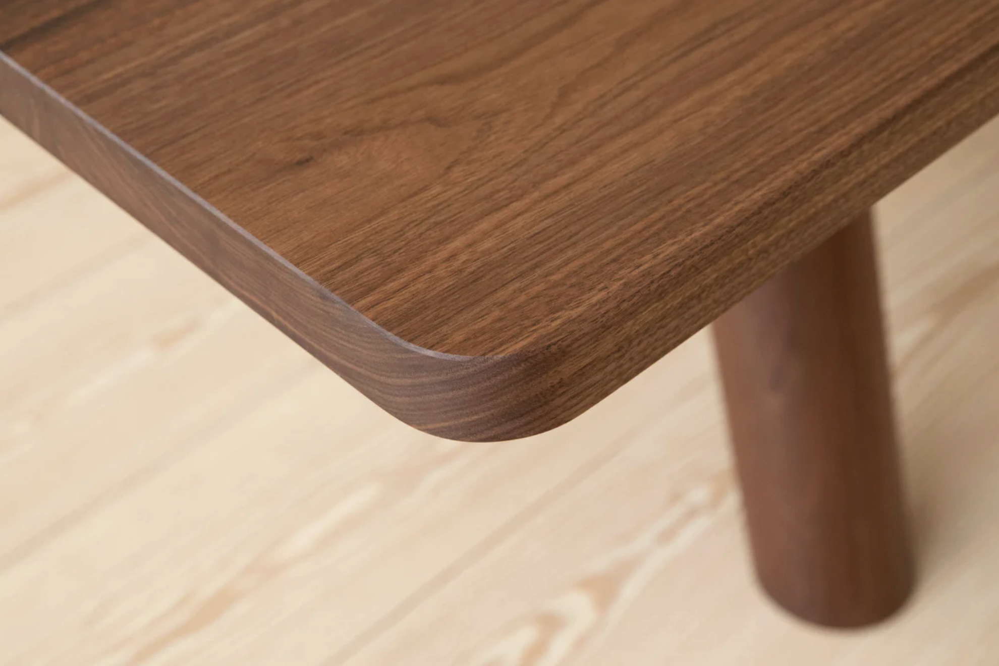 COLUMN DINING TABLE - ANGLED LEG par Fort Standard