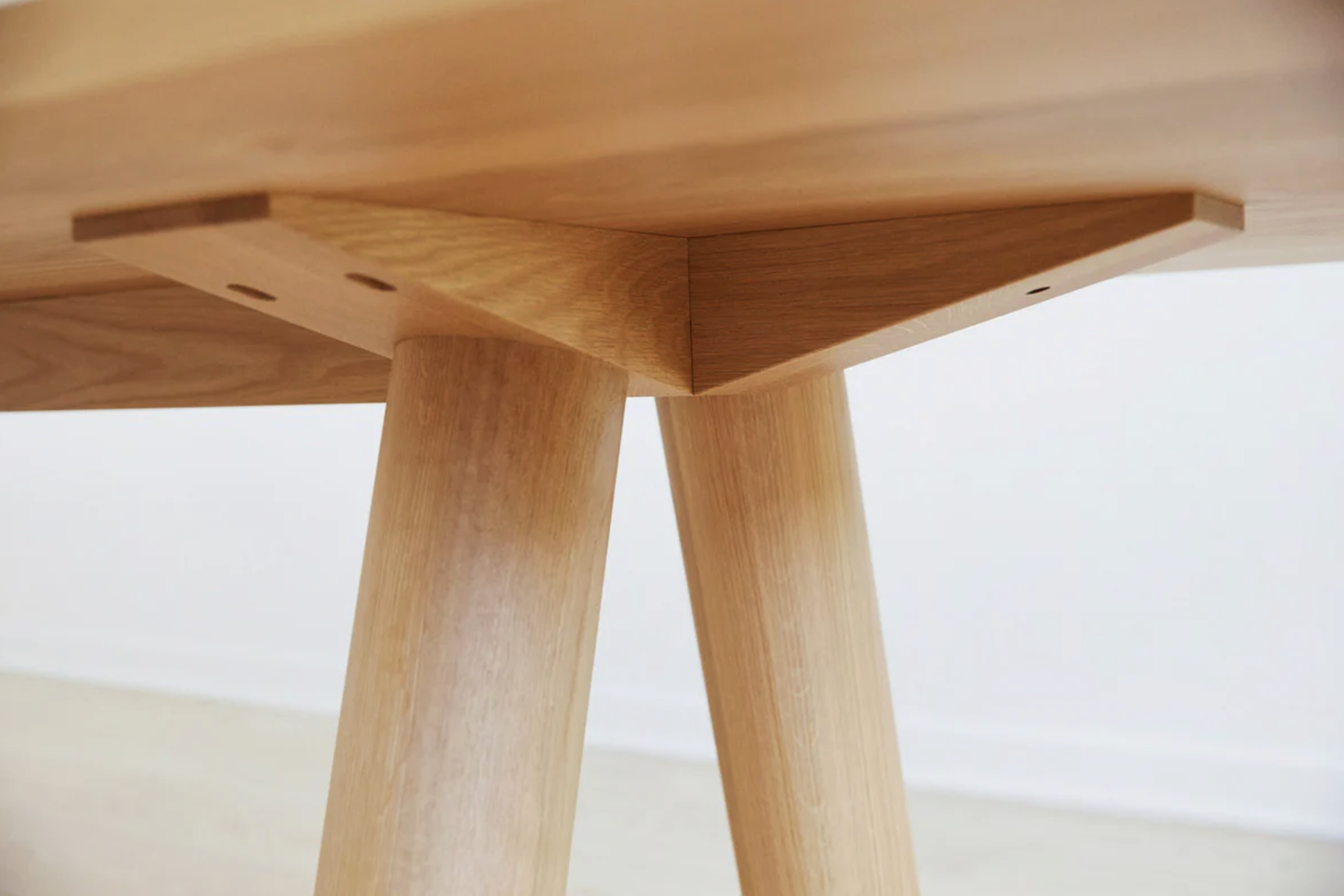 COLUMN DINING TABLE - ANGLED LEG par Fort Standard