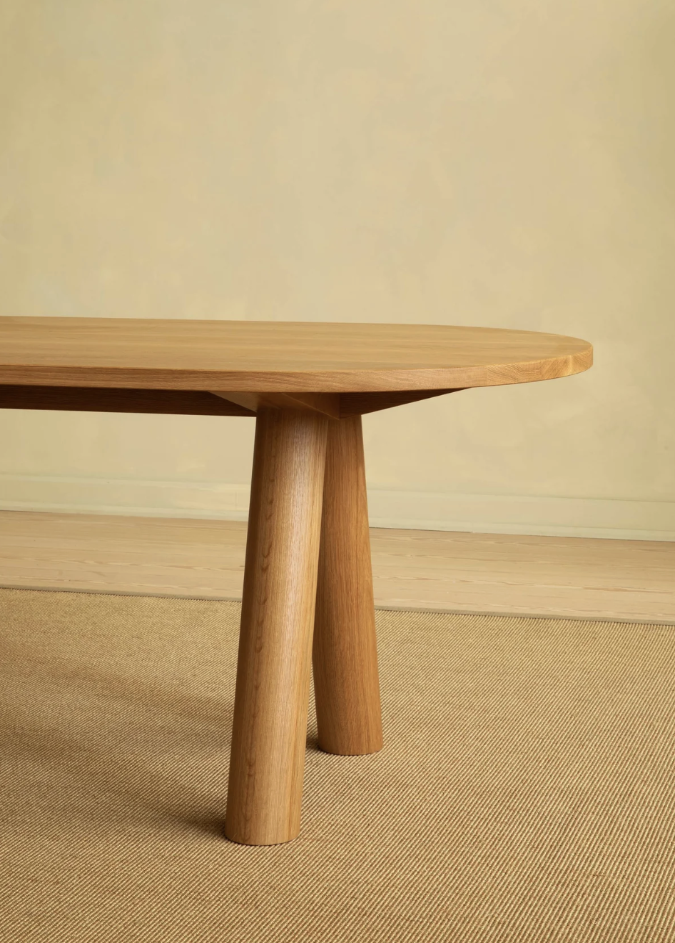 COLUMN DINING TABLE - ANGLED LEG par Fort Standard