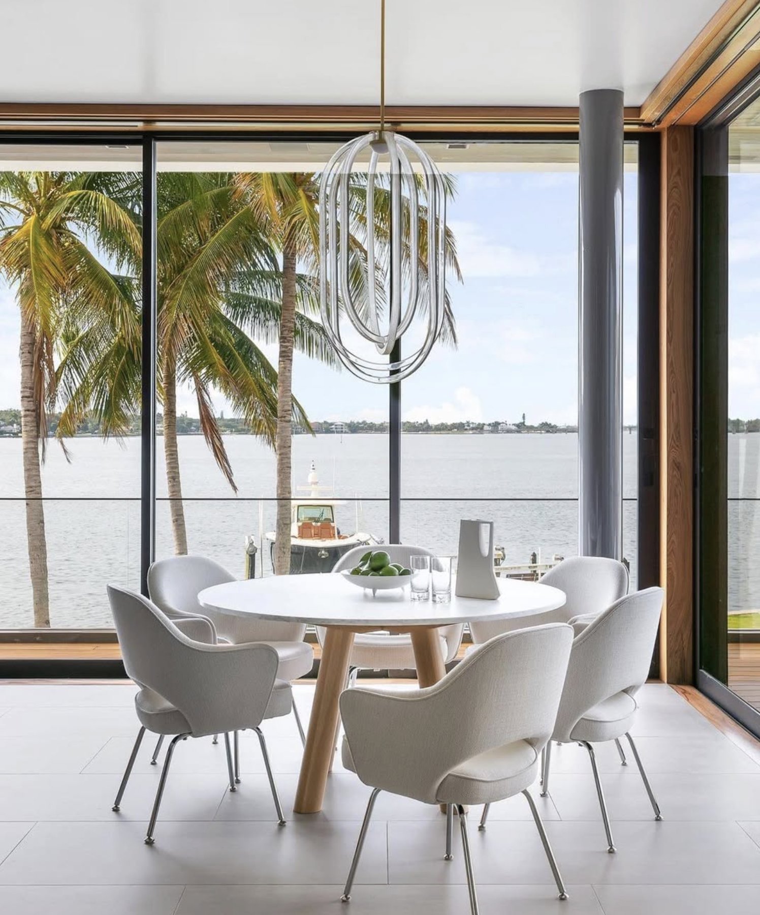 COLUMN DINING TABLE - ANGLED LEG / ROUND par Fort Standard