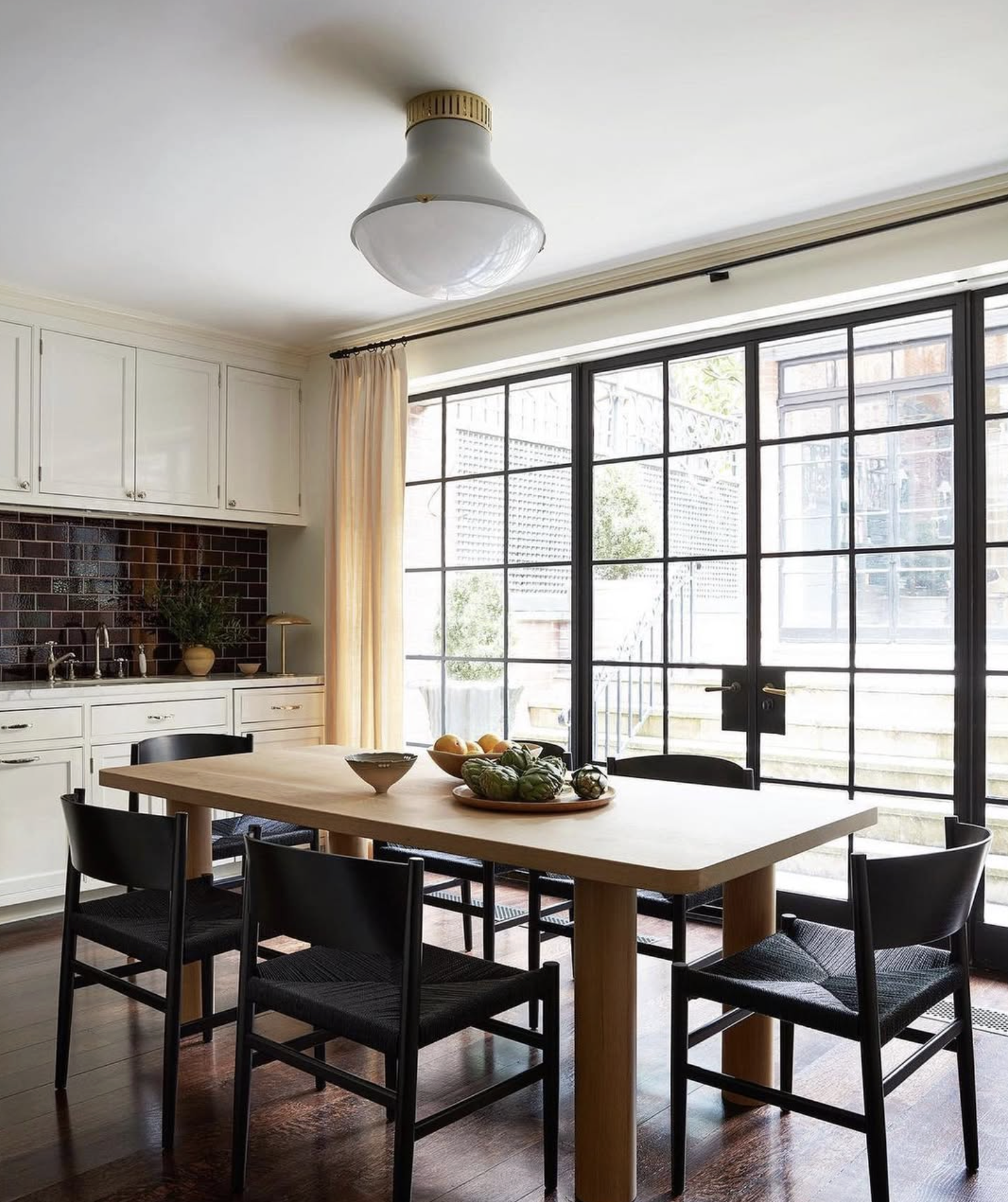 COLUMN DINING TABLE - OFSETT LEG par Fort Standard