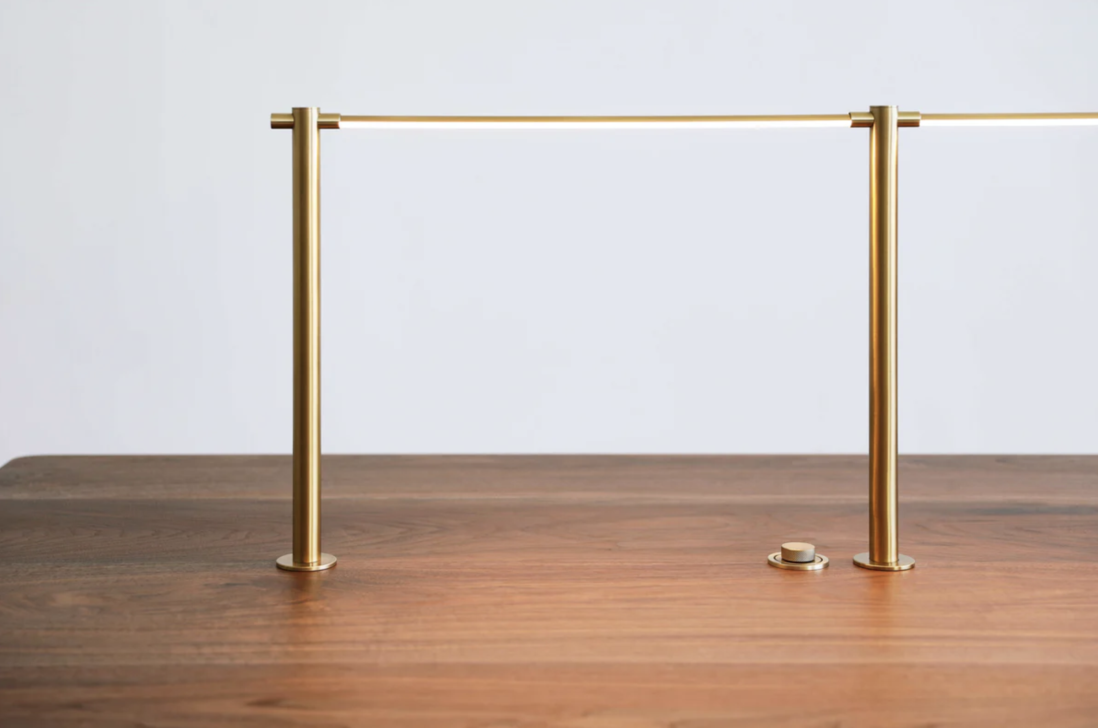 COLUMN WORK TABLE - ANGLED LEG / DESK par Fort Standard