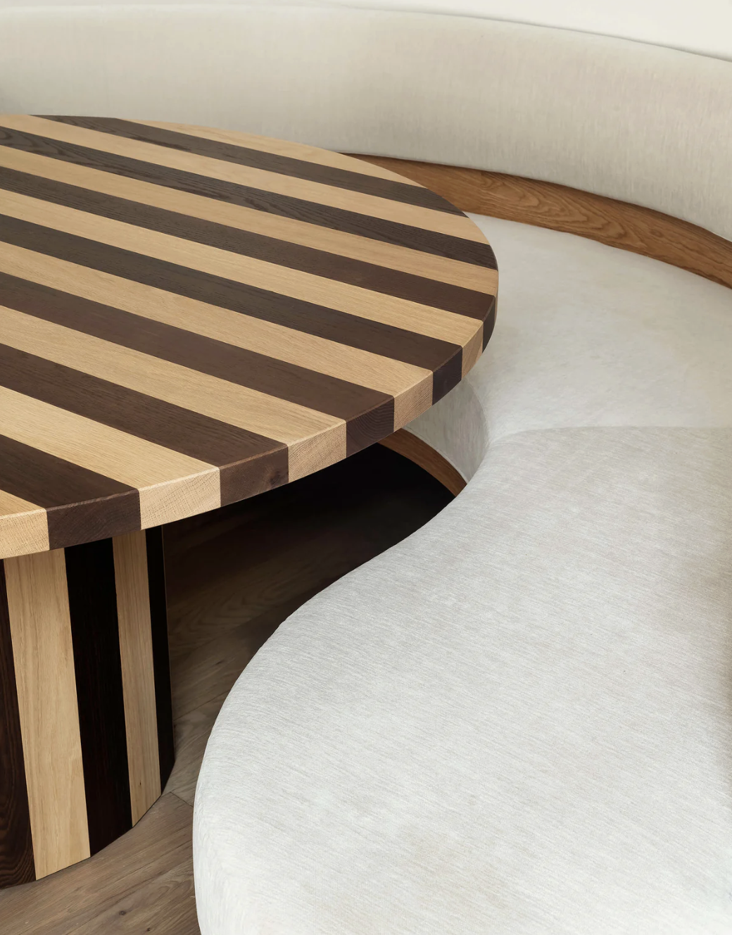 COOPERAGE DINING TABLE - PEDESTAL / ROUND par Fort Standard