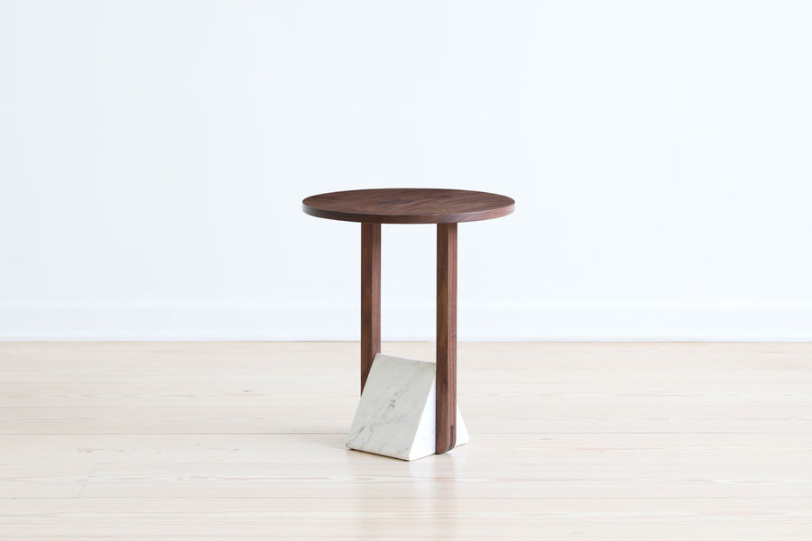 FOUNDATION SIDE TABLE - TRIANGLE par Fort Standard