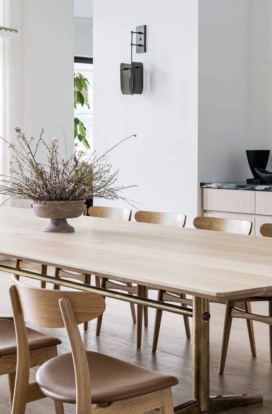 PILLAR DINING TABLE par Fort Standard