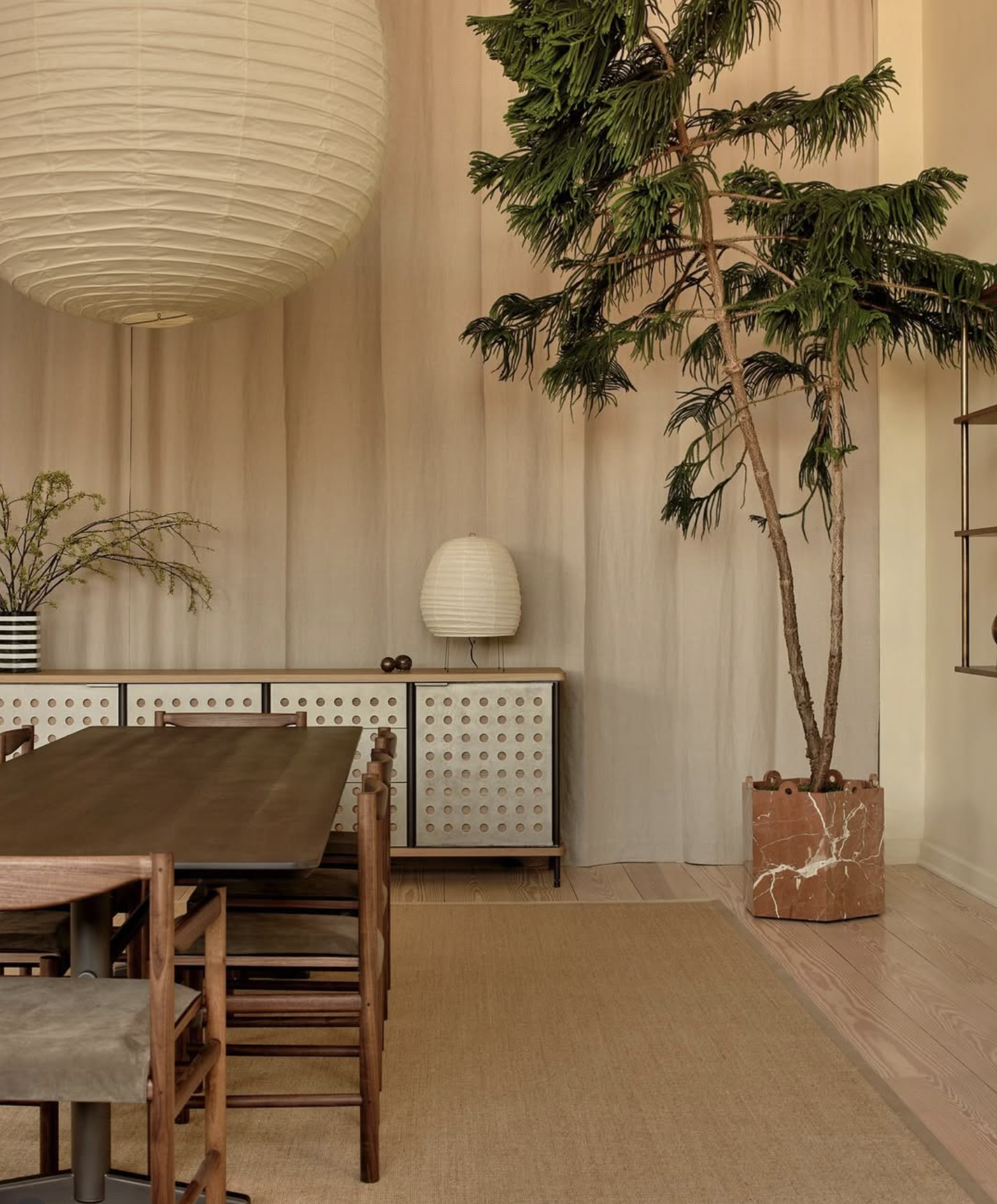 PILLAR DINING TABLE par Fort Standard