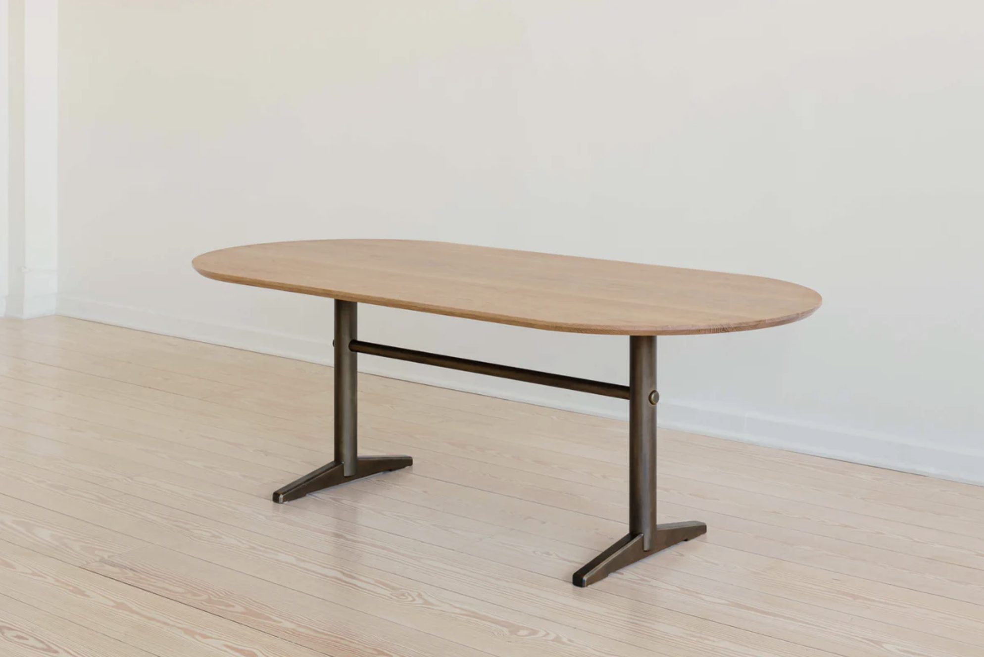PILLAR DINING TABLE - RACETRACK par Fort Standard