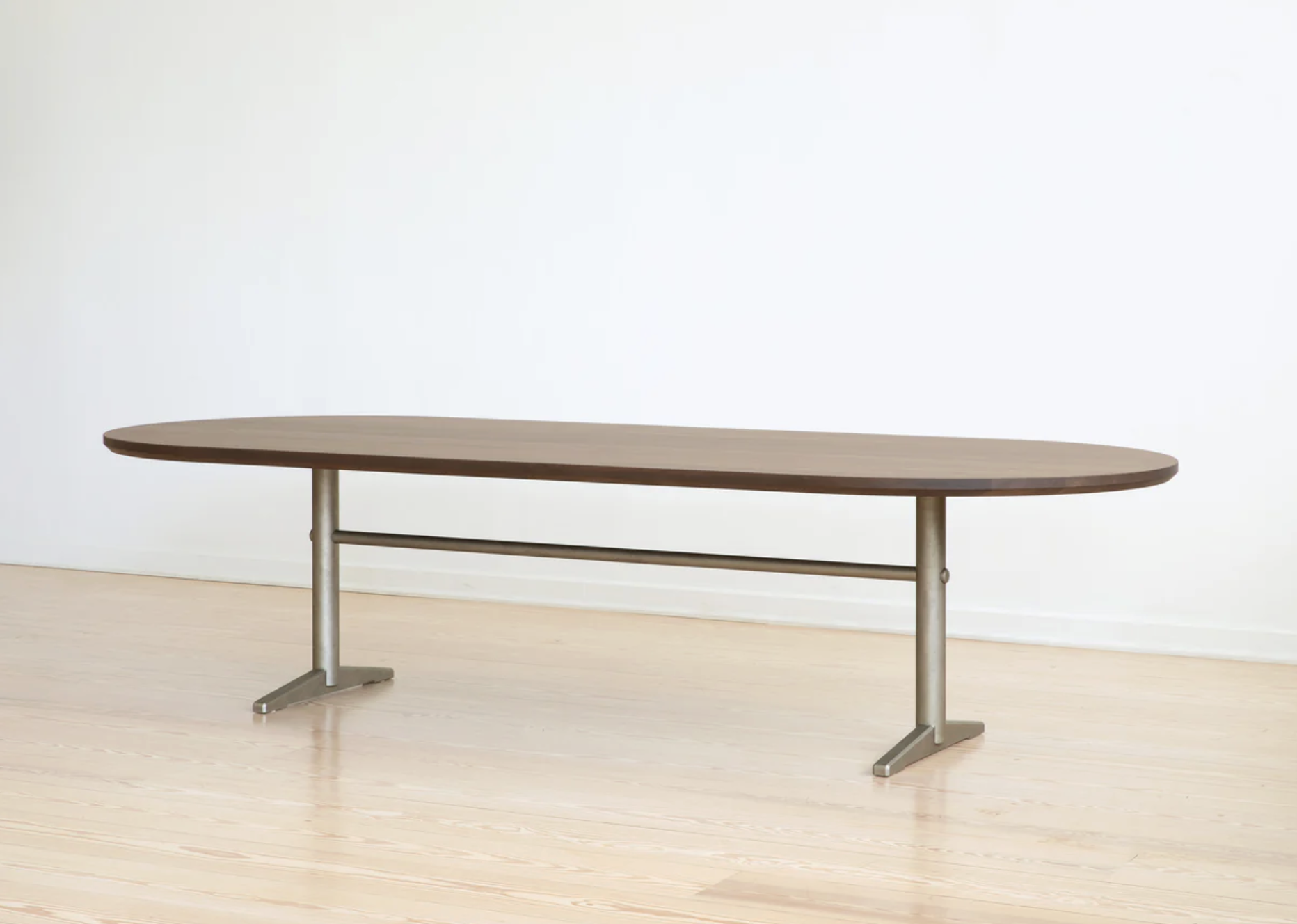PILLAR DINING TABLE - RACETRACK par Fort Standard