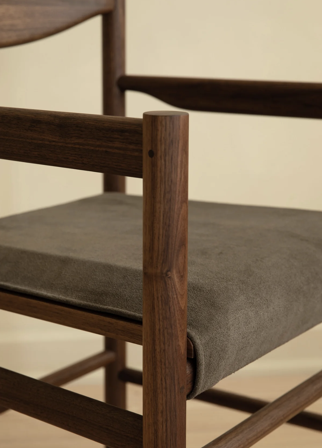 RANGE ARM CHAIR par Fort Standard