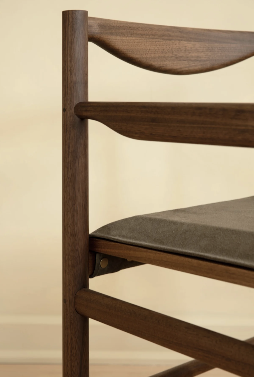 RANGE ARM CHAIR par Fort Standard