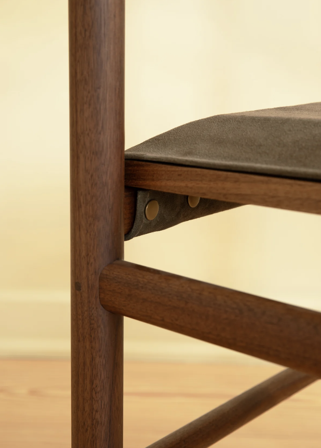 RANGE ARM CHAIR par Fort Standard