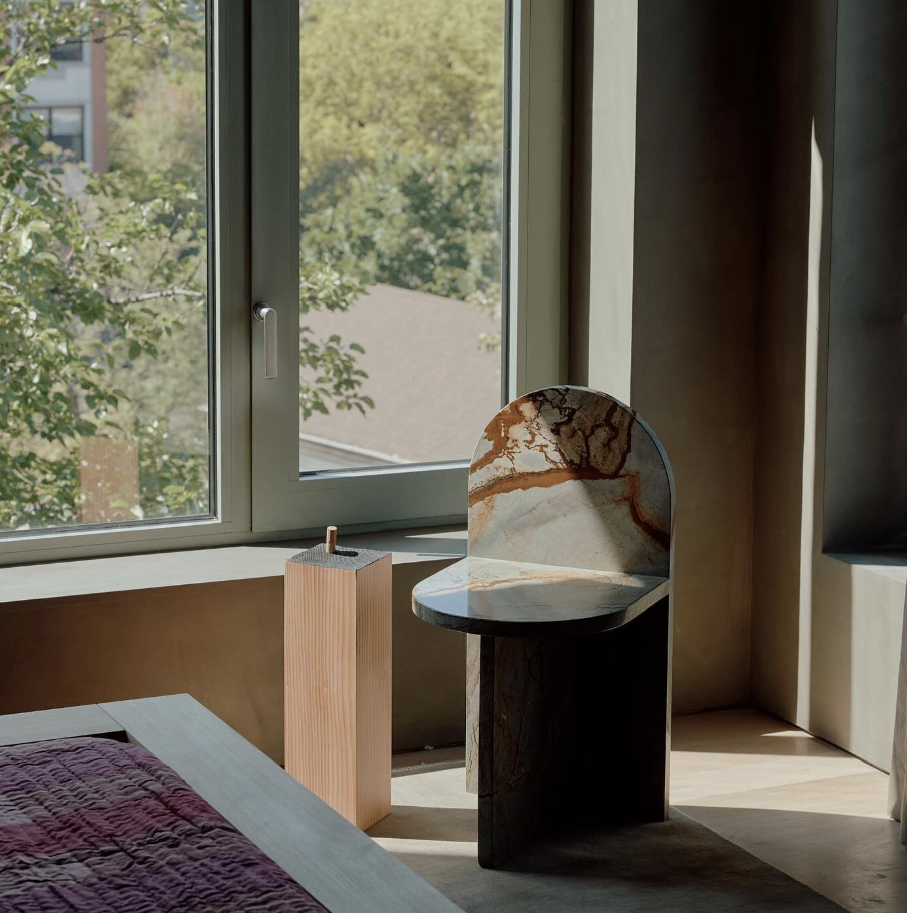 TOMBSTONE CHAIR - STONE par Fort Standard