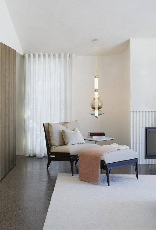 BOUDOIR CHAIR & OTTOMAN par Gabriel Scott