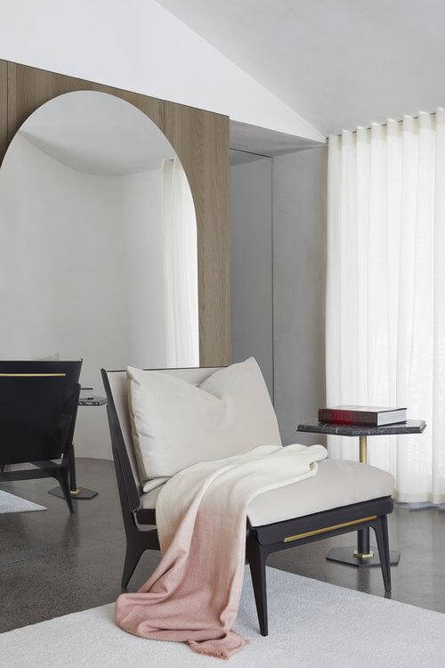 BOUDOIR CHAIR & OTTOMAN par Gabriel Scott