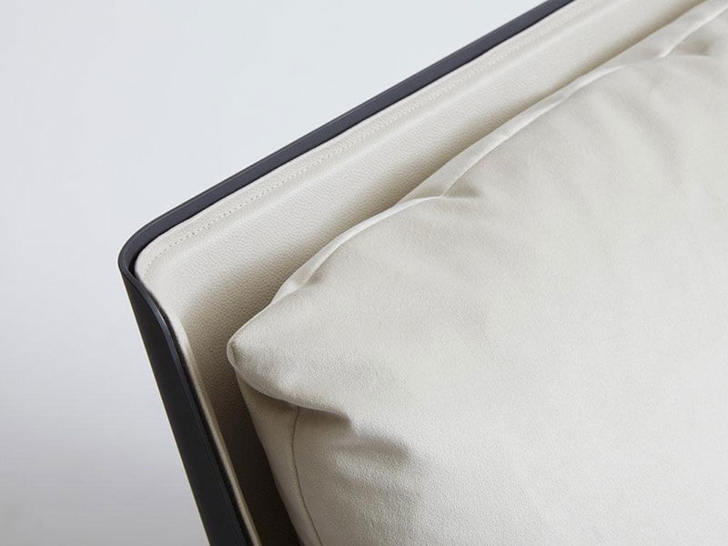 BOUDOIR CHAIR & OTTOMAN par Gabriel Scott