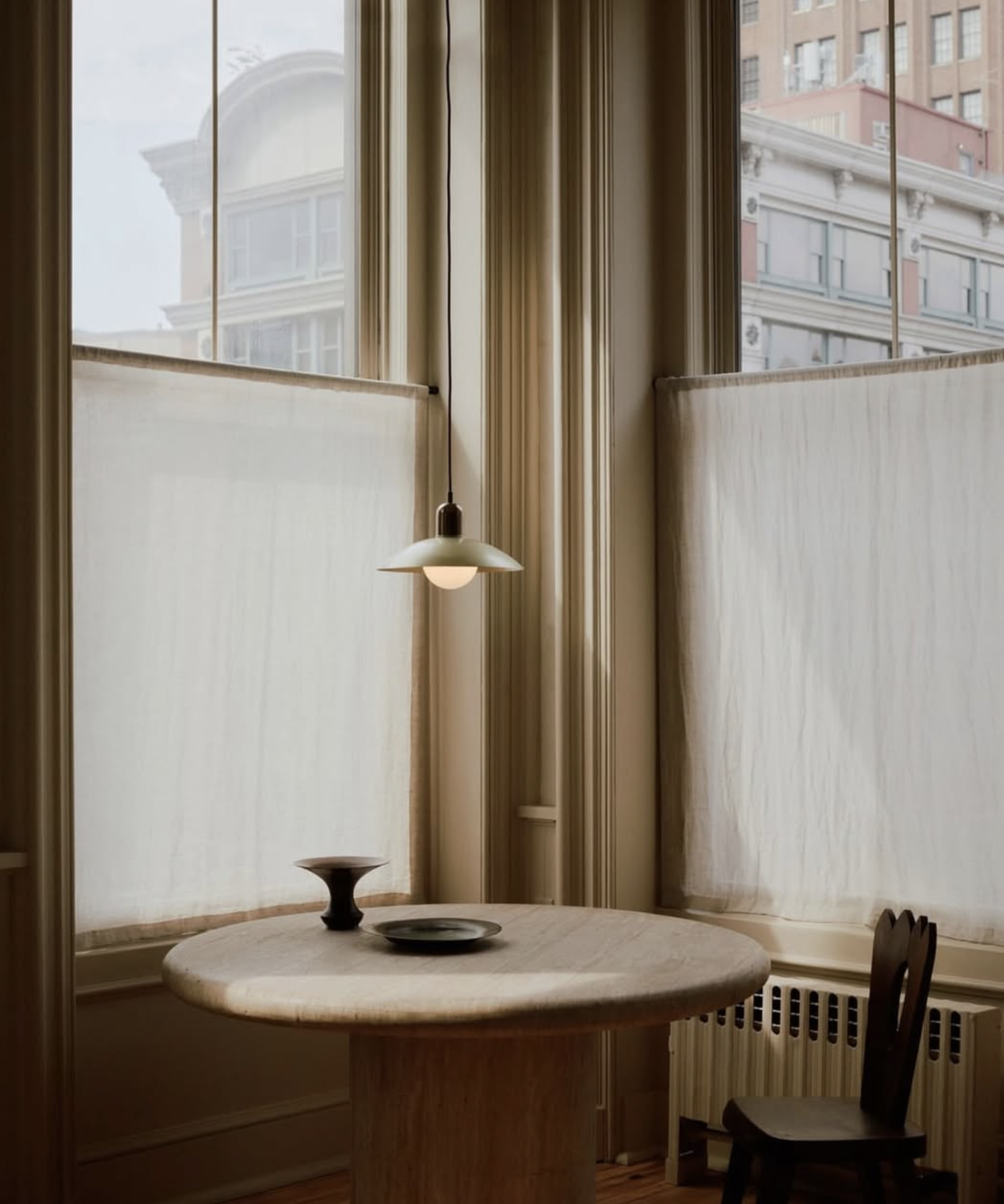 ARUNDEL ORB PENDANT par IN COMMON WITH