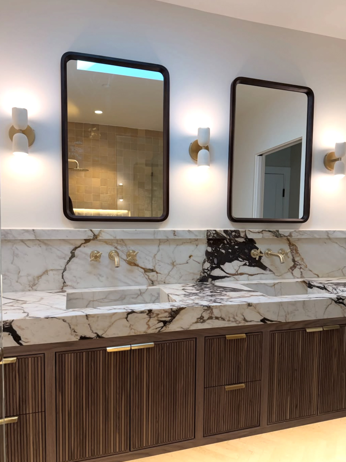 BRASS UP DOWN SCONCE par IN COMMON WITH