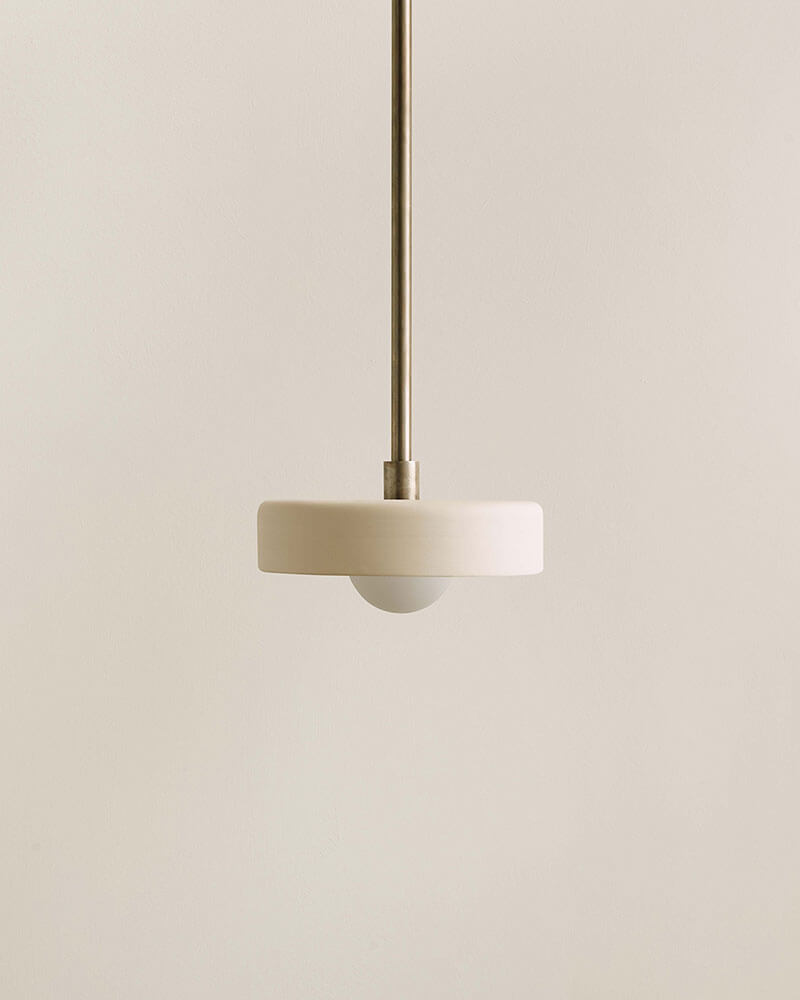 CERAMIC DISC PENDANT par IN COMMON WITH