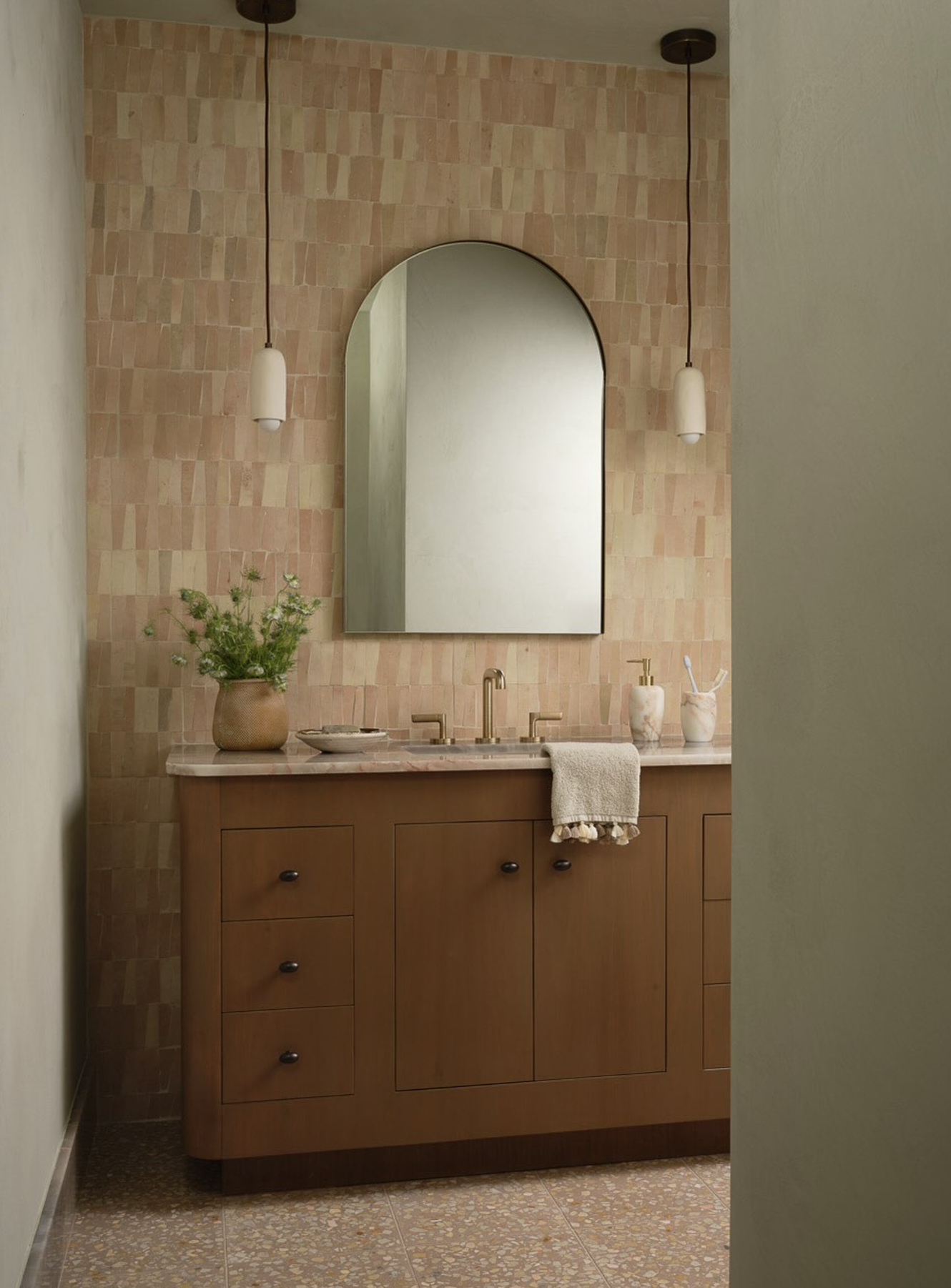 CERAMIC SPOT PENDANT par IN COMMON WITH