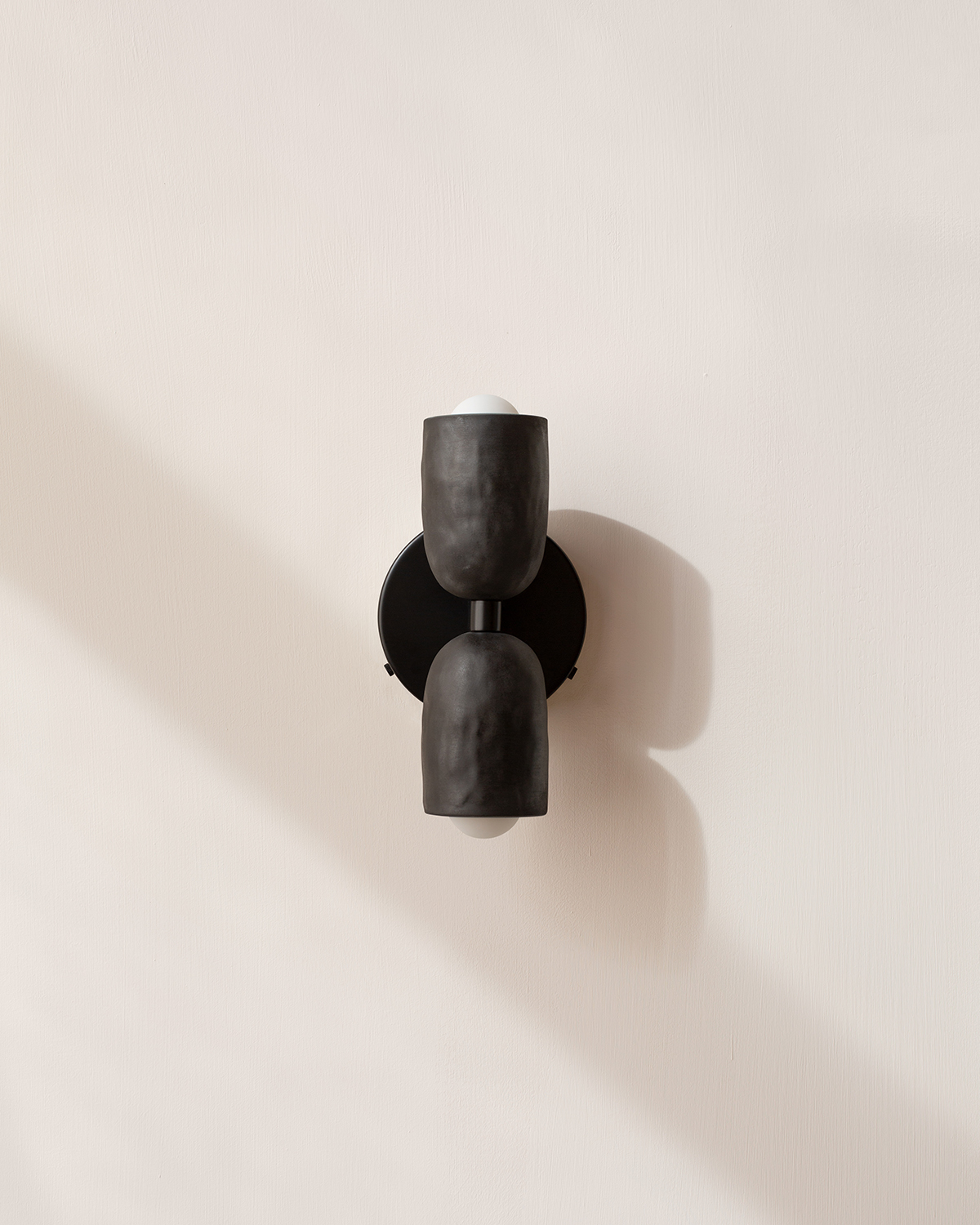 CERAMIC UP DOWN SCONCE par IN COMMON WITH
