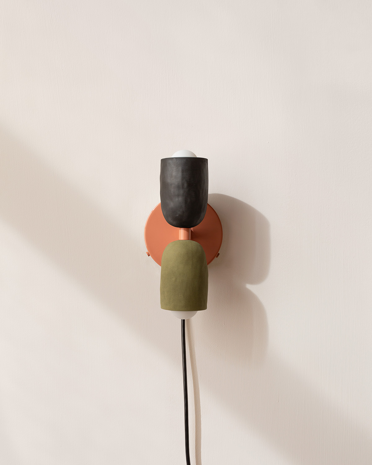 CERAMIC UP DOWN SCONCE, PLUG-IN par IN COMMON WITH