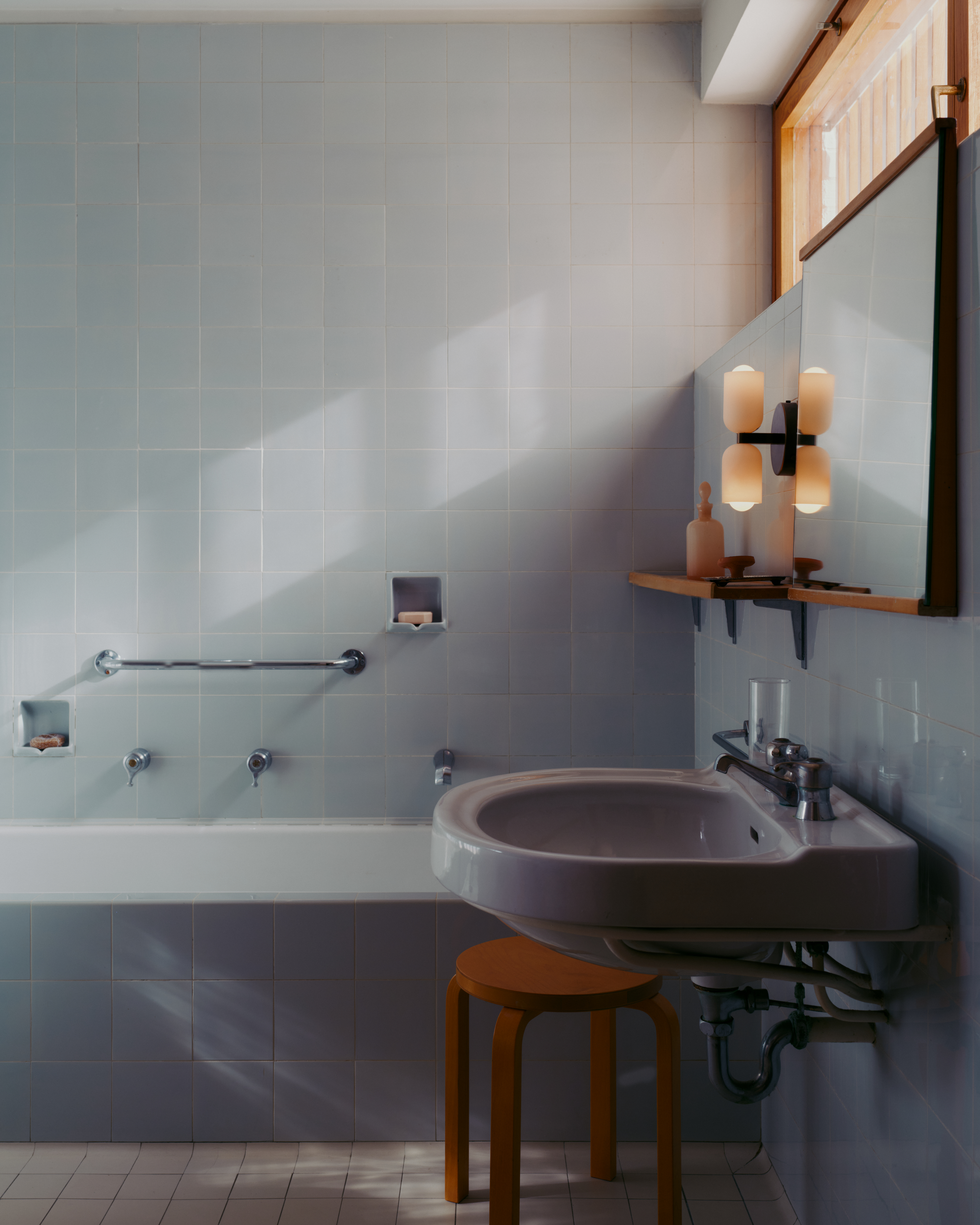 CHROMATIC GLASS UP DOWN SCONCE par In Common With