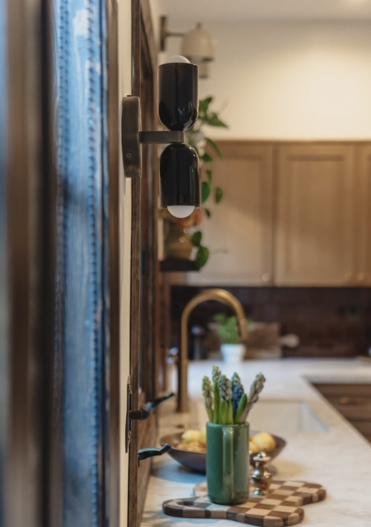 CHROMATIC GLASS UP DOWN SCONCE par IN COMMON WITH