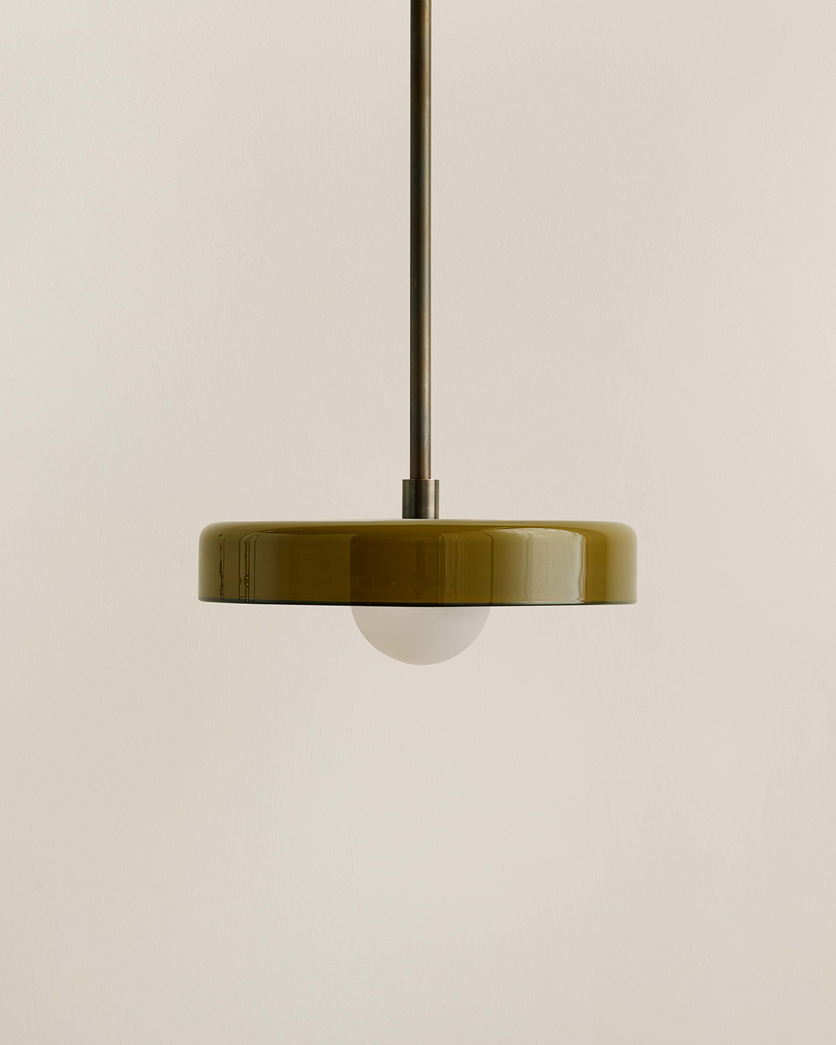 DISC PENDANT, MEDIUM par IN COMMON WITH
