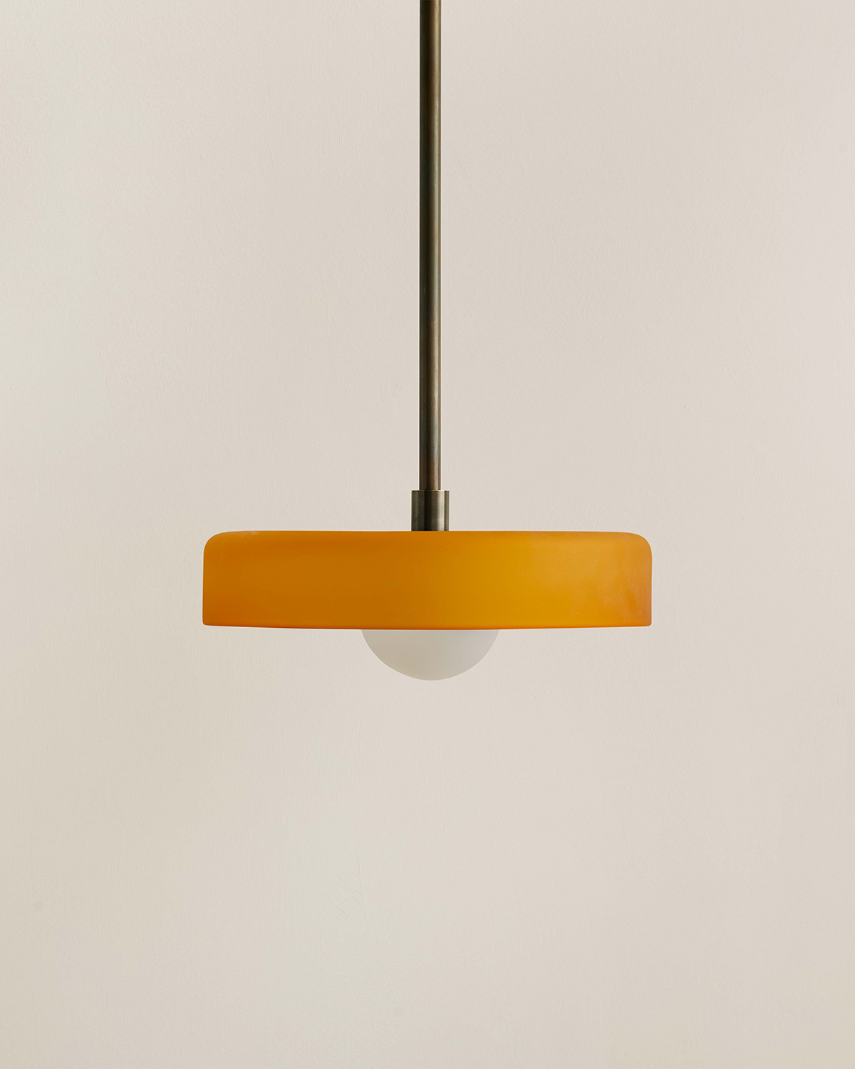 DISC PENDANT, MEDIUM par IN COMMON WITH