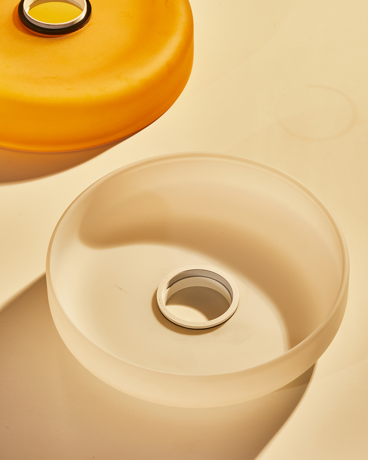 DISC PENDANT, MEDIUM par IN COMMON WITH