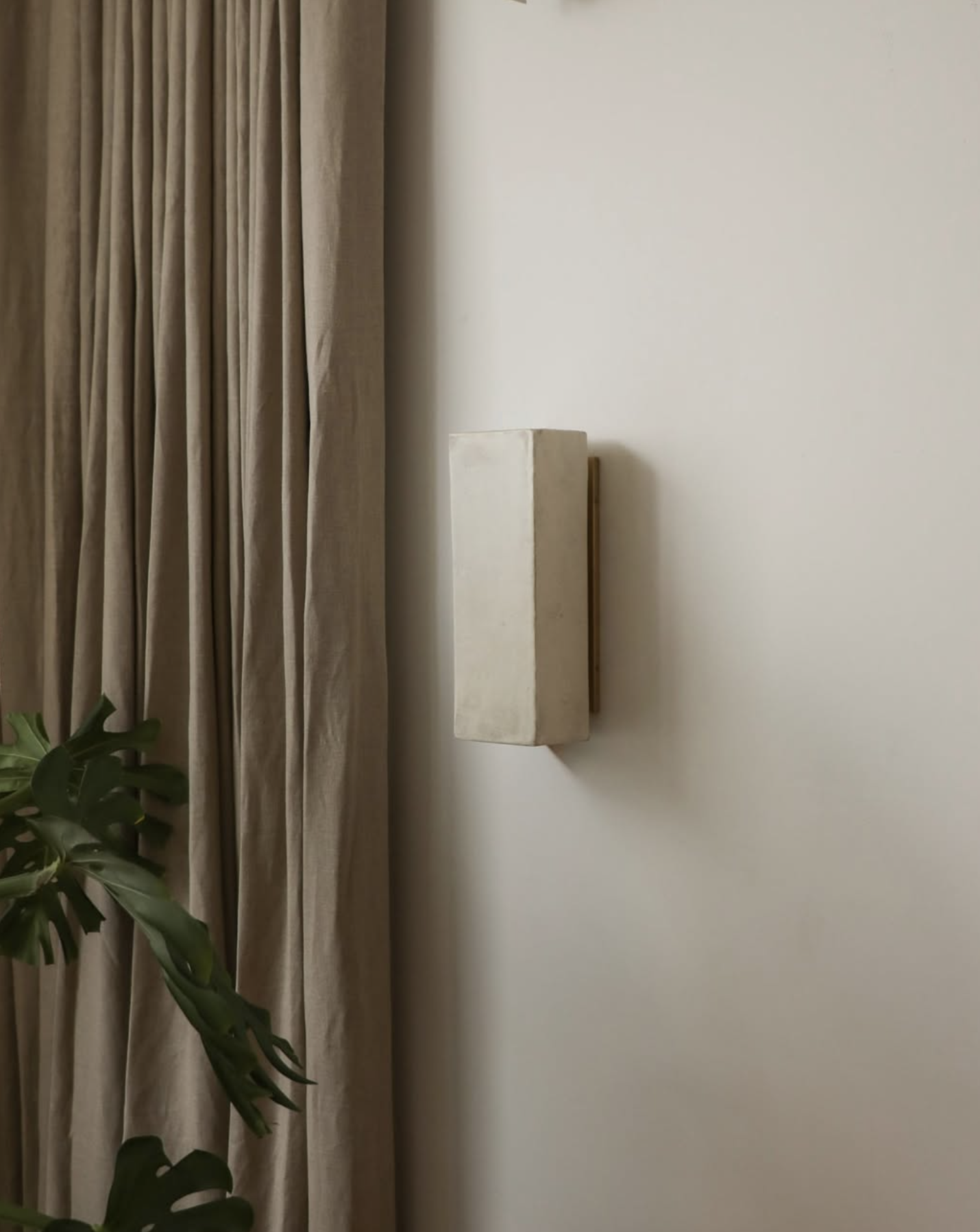 LUCA WALL SCONCE - LARGE par IN COMMON WITH