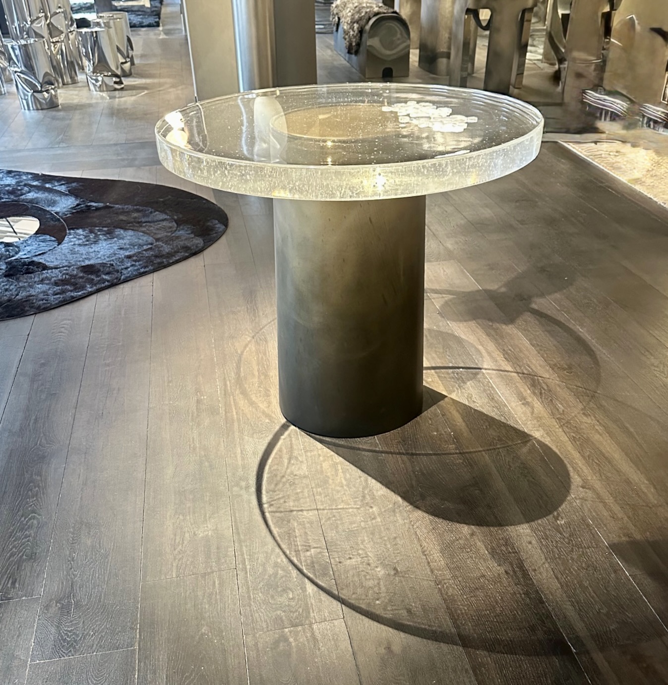 MONOLITH CIRCULAR DINING TABLE par John pomp
