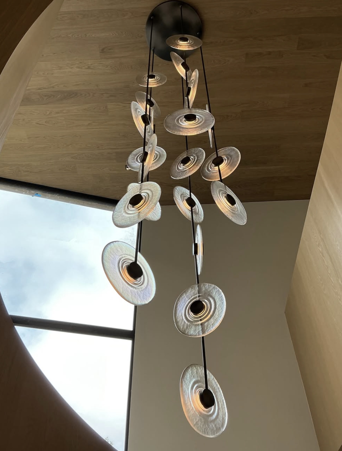RADIANT CASCADING PENDANTS par JOHN POMP