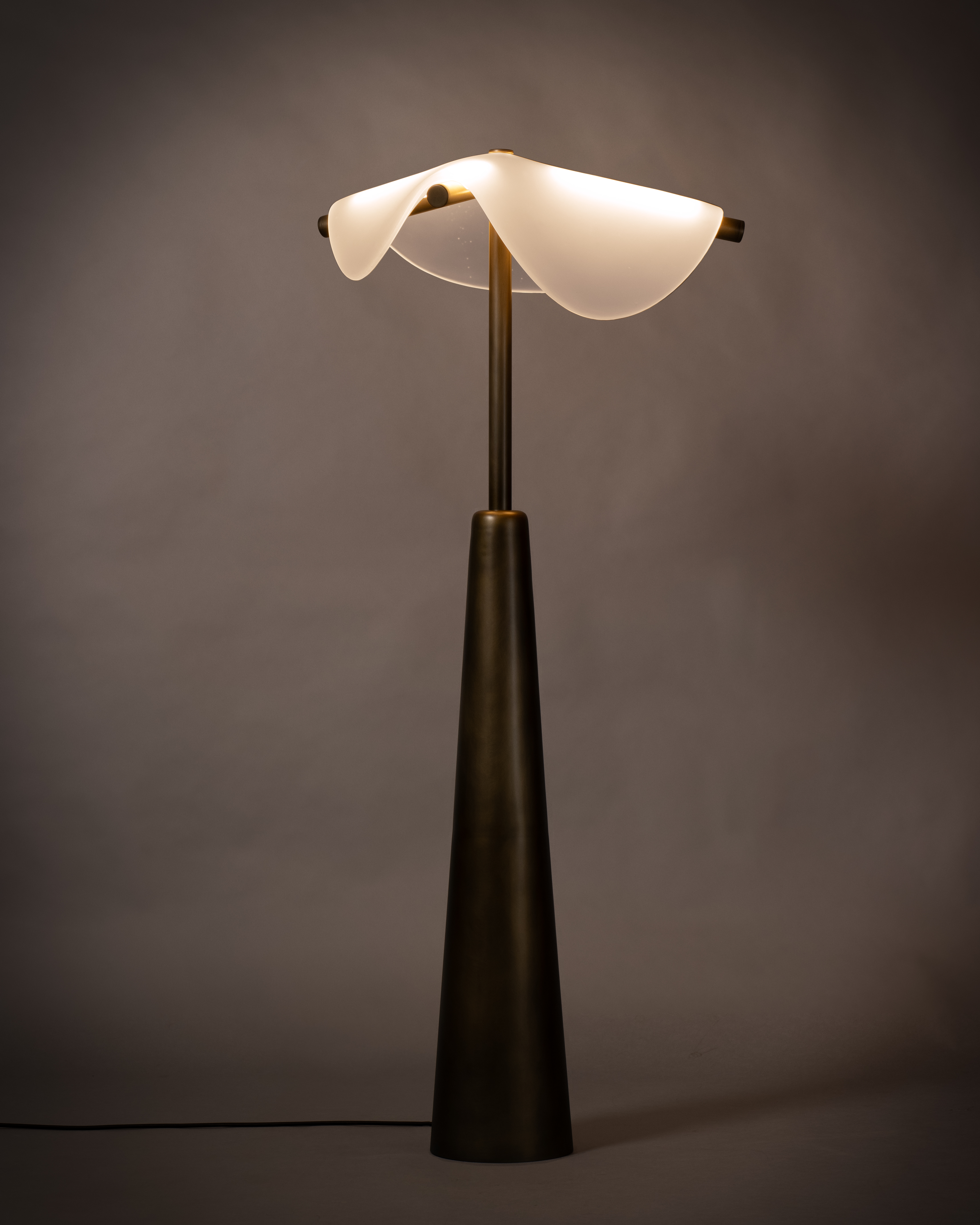 SLUMPED FLOOR LAMP par John pomp